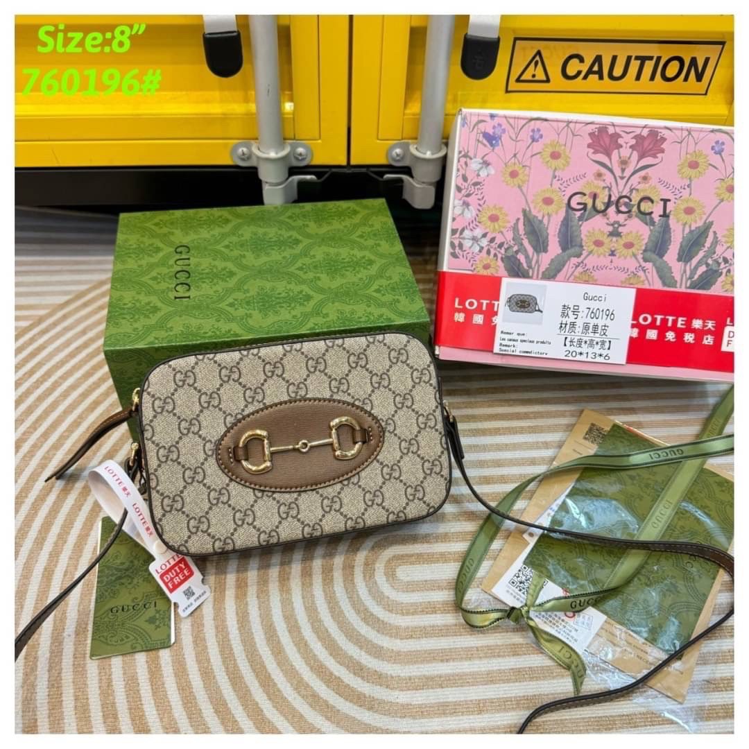 GUCCI Horsebit 1955 mini shoulder bag กระเป๋าสะพายทรง camera ที่สุดของความคลาสสิค ที่ใช้งานง่ายและคล่องตัว โดดเด่นด้วยอะไหล่โลโก้วินเทจเอกลักษณ์
