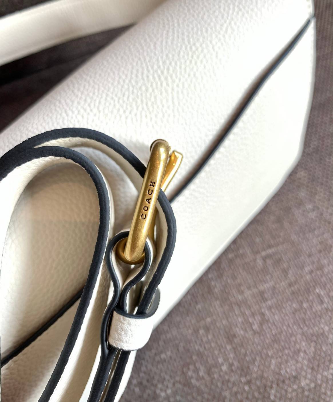 COACH TABBY SHOULDER BAG 26 ((73995)) 📣พร้อมส่งที่ไทยอีกครั้งค่ะ ห้ามพลาด ✔️กระเป๋าหิ้ว//คล้องไหล่//สะพายข้างได้ สุดคุ้ม! หนังแท้อย่างดี ลายหนังสวยนิ่มมือมากค่ะ ✔️ด้านหน้ามีอะไหล่แบรนด์ตัวใหญ่ อะไหล่ทองสวยโดดเด่น ✔️เปิดปิดกระเ