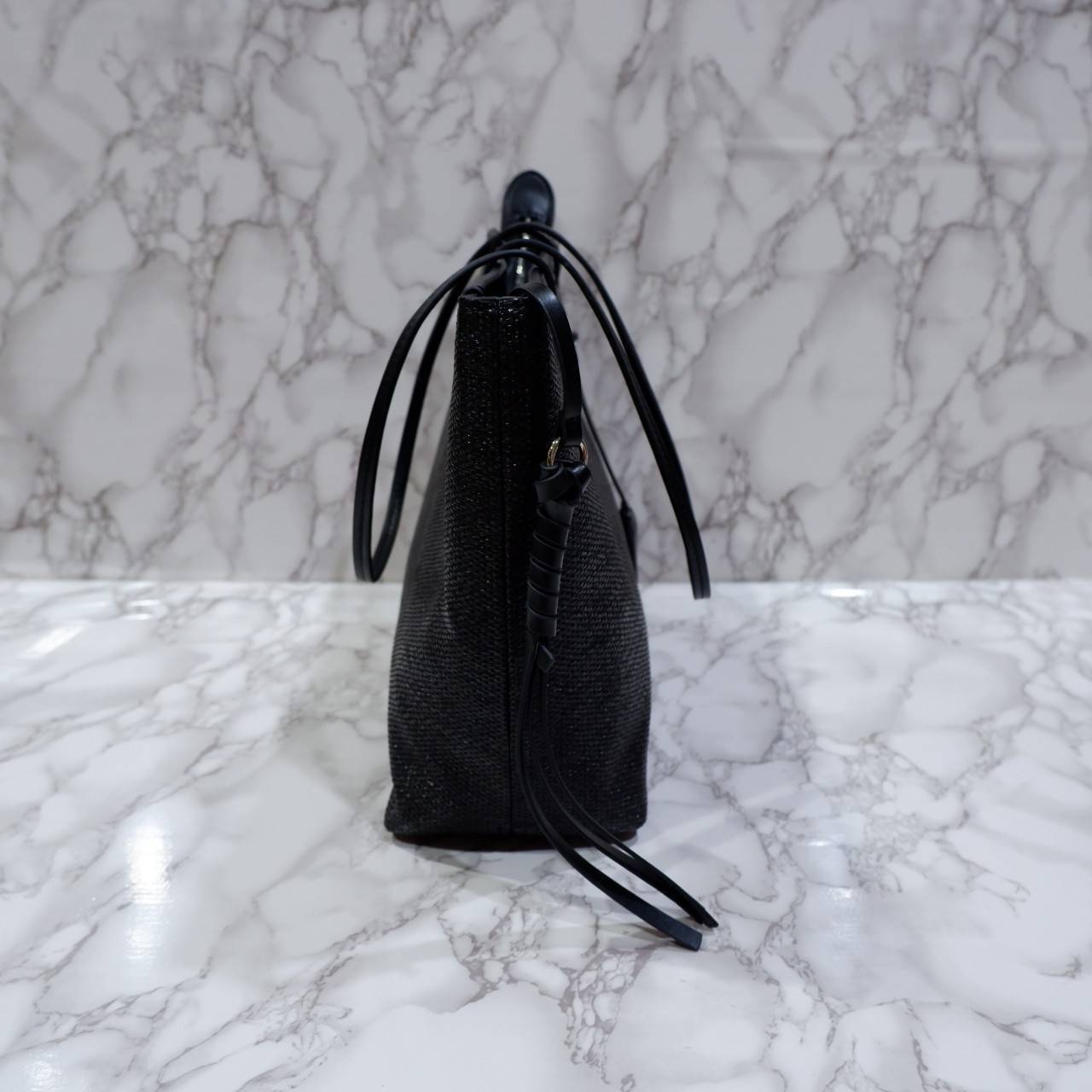 Charles & Keith Black Textured Tote Bag ฮอตฮิตตลอดกาลสำหรับรุ่นนี้ รุ่นยอดนิยม!! มากี่รอบกี่รอบก็ขายดี ใครไม่มีรุ่นนี้ติดตู้ไว้ถือว่าเชยมาก(!!) กระเป๋าสะพายทรง Shopping bag ใบใหญ่จุของได้ใจ น้ำหนักเบา โดดเด่นด้วย Textured วัสดุสานรอบใบ ตัดขอบหนัง สวยอยู่ท