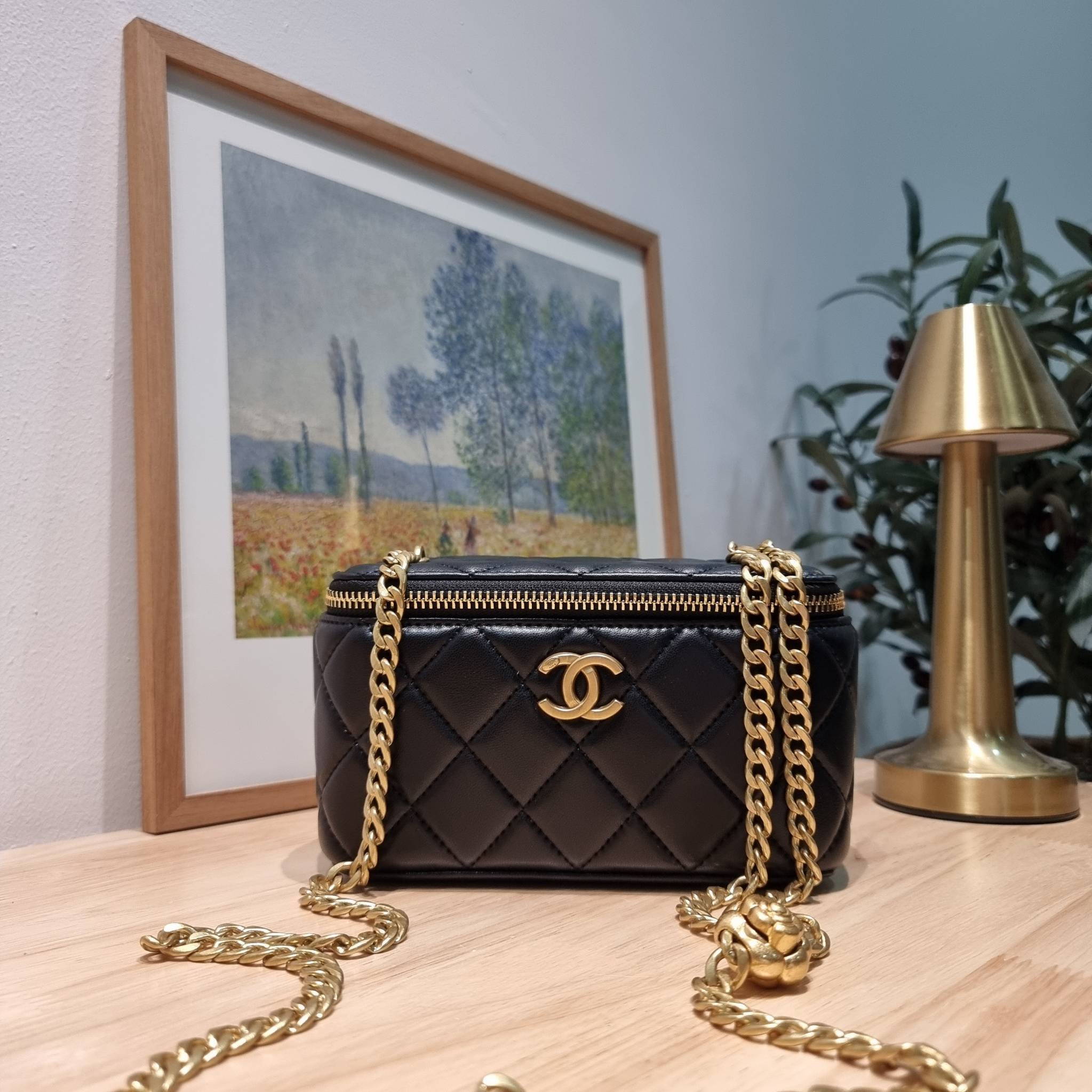 Chanel camellia vanity case bag พลาดไม่ได้เลยกับคอลสุดแซ่บ ดีไซน์ใหม่ 2023 นอกจากความคลาสสิคของรูปทรง ตัวอะไหล่ก็ยังปรับเพิ่มดีเทลความหรู