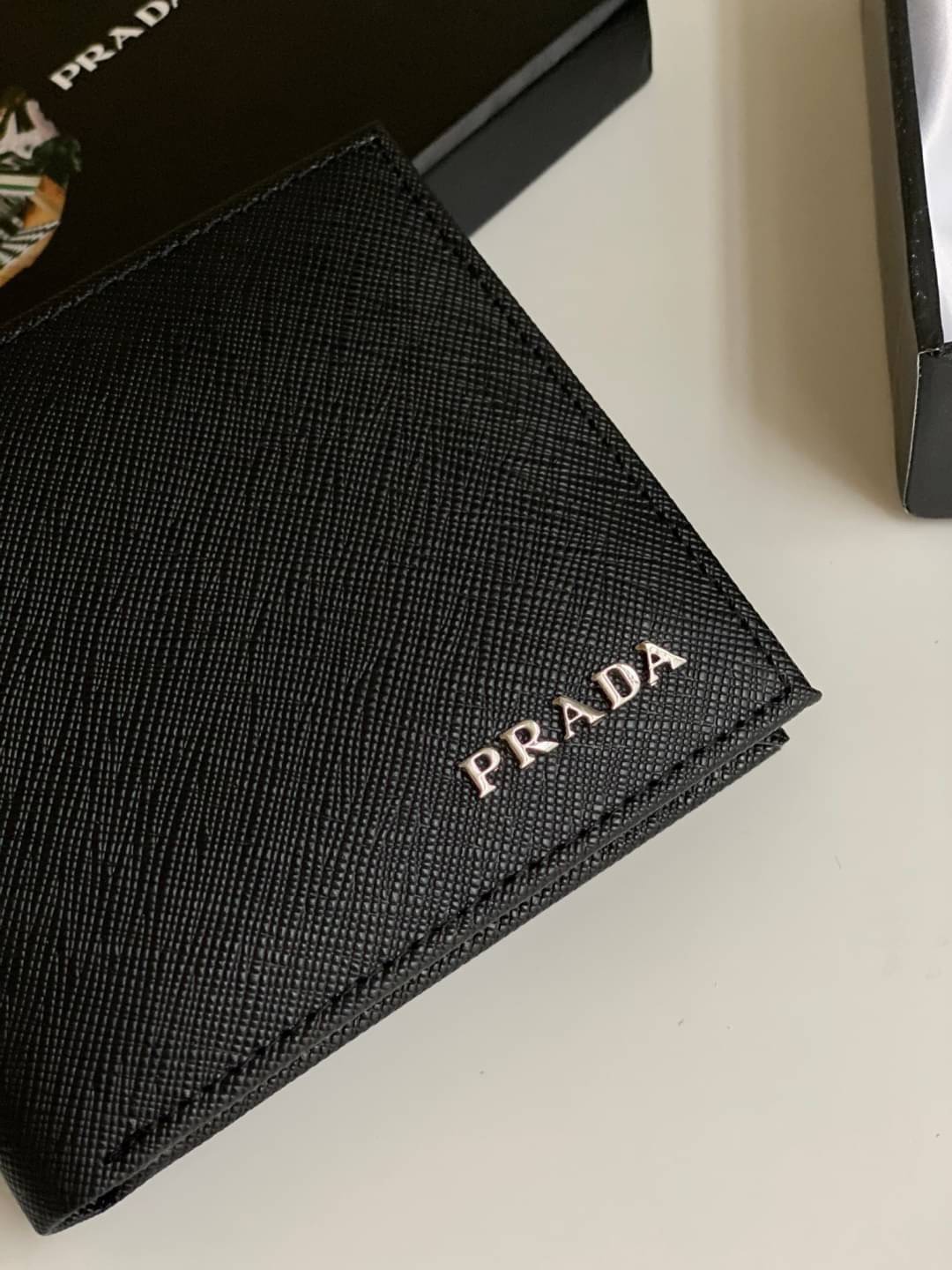 พรีเมี่ยมกิ๊ฟแท้ 100% 】PRADA SAFFIANO LEATHER BI-FOLD WALLET IN BLACK กระเป๋าสตางค์ผู้ชายใบสั้น