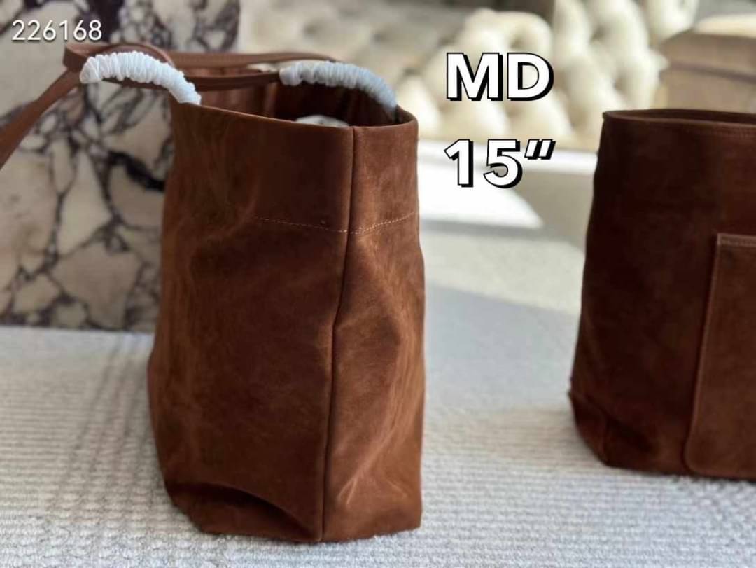 PRADA Suede Tote Bag Cocoa Brown กระเป๋าทรงโท้ทงานหนังกลับ สวยเด่นเป็นเอกลักษณ์มาก ดีไซน์เรียบแต่มากมีอยู่จริง สวยดูแพง ที่ไม่มีตอนนี้คือพลาด