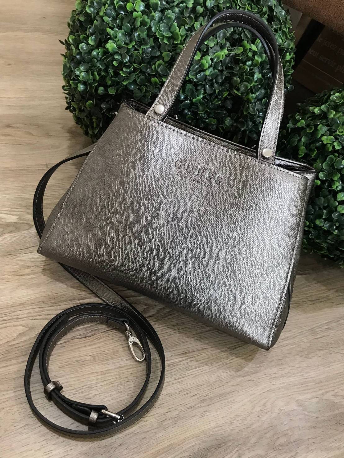 GUESS WOMAN FACTORY SHOULDER BAG กระเป๋าถือหรือสะพาย ทรง A คลาสสิค ขนาดกำลังดี น้ำหนักเบา วัสดุ pu. นิ่ม คุณภาพดี สวยอยู่ทรง ด้านหน้า ประดับโลโก้แบรนด์ เปิดปิดแบบแถบคาดกระดุมแม่เหล็ก ภายในกว้างแบ่ง 2 ช่องใหญ่ มีช่องซิปกลาง เป็นสัดส่วน ซับในลายแบรนด์ ใส่ w