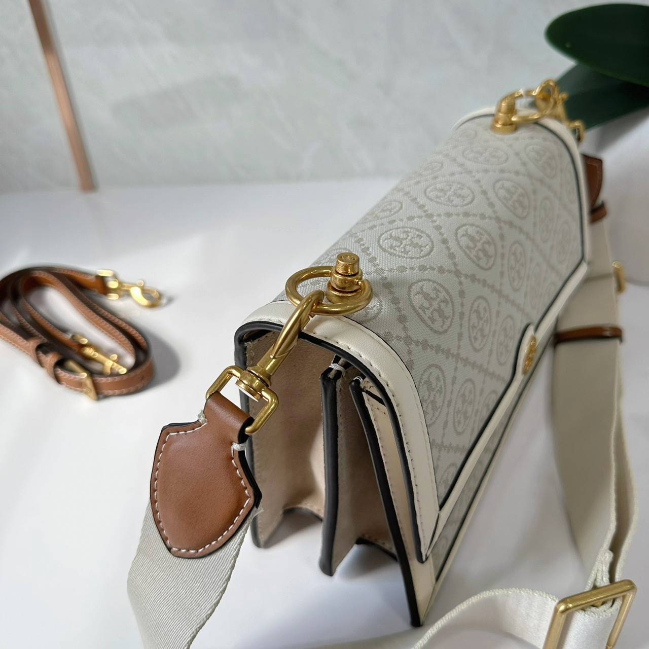 Tory Burch Small T Monogram Shoulder Bag กระเป๋าสะพายรูปทรงยอดนิยม เกรดท็อปออริ เกรดดีสุด สลับแท้ 1:1 ใช้ต่างประเทศได้