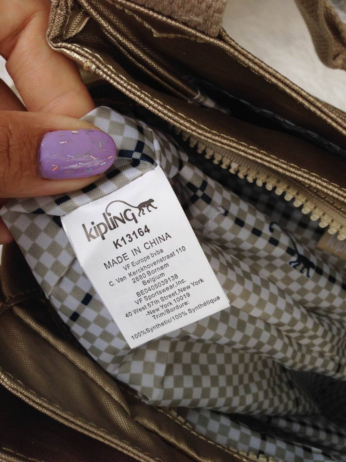 KIpling Felix Large Handbag Bag กระเป๋าถือหรือสะพายสไตล์ลำลองวัสดุ Nylon + Polyester 100% น้ำหนักเบามีหูหิ้วเเละสายสะพายยาวเลื่อนปรับระดับได้ถอดได้ เปิดปิดด้วยซิปสะดวกใช้ โลโก้เเบรนด์ มีช่องแบ่งถึง3ช่องเเยกเป็นสัดส่วน ด้านหน้าและด้านหลังมีช่องใส่ของเปิดปิ