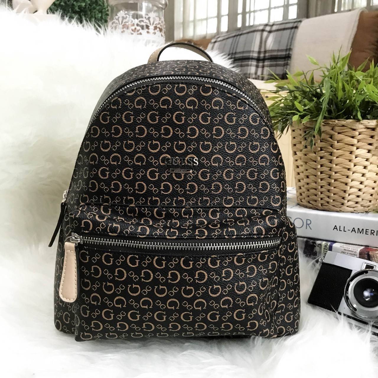 GUESS WOMAN'S FACTORY BACKPACK กระเป๋าเป้ขนาดกำลังดี วัสดุหนังแกะสังเคราะห์เนื้อนิ่ม น้ำหนักเบา มีหูหิ้ว เเละสายสะพายหลังเลื่อนปรับได้ ด้านหน้ามีโลโก้ และช่องซิป เปิดปิดด้วย ภายในกว้าง ใส่ iPad ได้ มากับราคาสุดคุ้มค่ะ