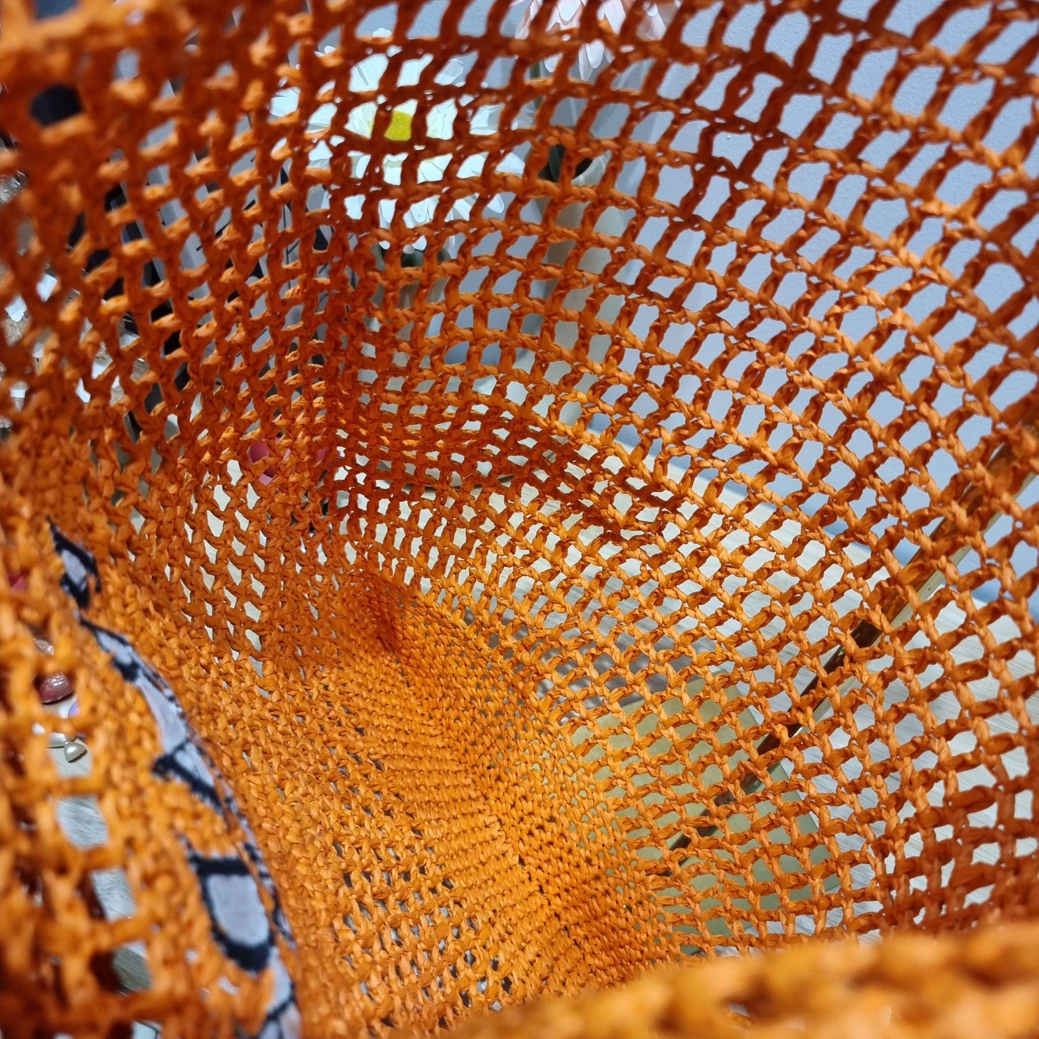 PRADA RAFFIA TOTE BAG สวยไม่ซ้ำใคร สไตล์บีช เหมาะมากกับการสะพายไปเที่ยวทะเล หรือจะใช้ในวันสบายๆก็ตอบโจทย์ กับกระเป๋าสะพายสานใบใหญ่ ตัวกระเป๋าเป็นวัสดุสังเคราห์จากธรรมชาติ สานทอเต็มใบออกมาเป็นลวดลายสวยงาม