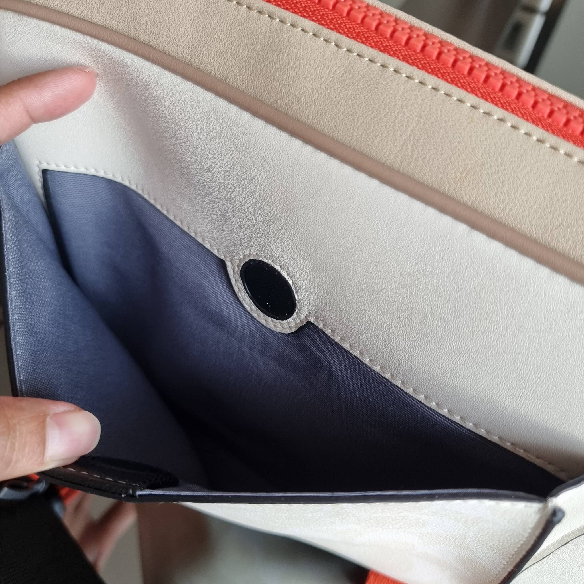 COACH TRACK CROSSBODY IN COLORBLOCK WITH COACH PATCH C6657 C8128 หล่อบอกต่ออีกหนึ่ง กระเป๋าสะพายทรงแมสเซ็นเจอร์ รุ่นเอาใจหนุ่มๆ ที่สาวๆก็อยากใช้!! ด้วยดีไซน์สีคัลเลอร์บล็อคที่โดดเด่น ทำให้ดูน่าใช้งาน วัสดุหนังแท้ สวยคมซ่อนหรู ฝากระเป๋ามีตัวล็อคแน่นหนา เปิ