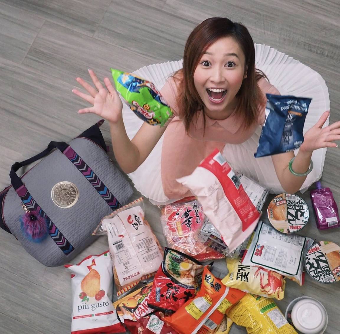 BEST SELLER! NEW! KIPLING ART TOTE BAG กระเป๋าถือหรือสะพายรุ่นใหม่ Special Limited Edition วัสดุ Nylon+Polyester 100% น้ำหนักเบาโดดเด่นที่สามารถรูดซิปมุมกระเป๋าเปลี่ยนทรงได้ไม่จำเจ มีหูหิ้วสะพายไหล่เเละสายยาว crossbody เลื่อนปรับระดับได้ มือจับหูหิ้วเป็นห