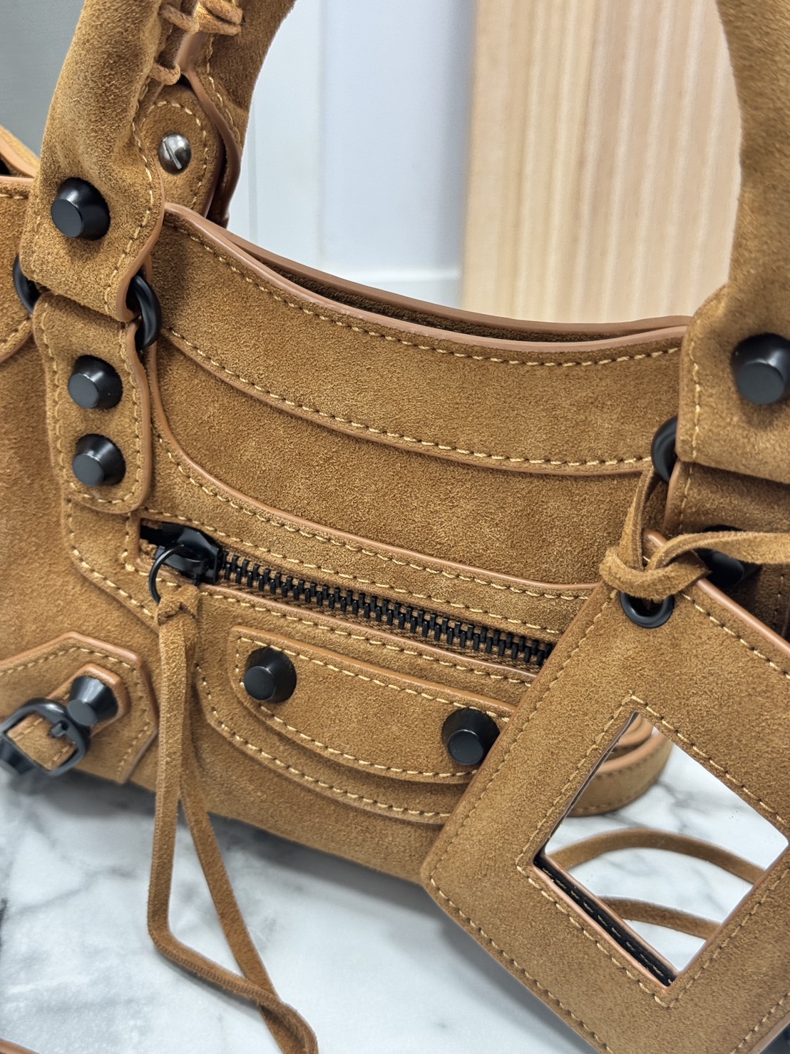 ORI หนังแท้ | Balenciaga Le City suede bag กระเป๋าถือ/สะพายข้างดีไซน์โดดเด่นสวยเท่ล้ำสมัย ใหม่ล่าสุดงานหนังกลับที่สุดแห่งความไอคอนิกไม่เหมือนใคร มีกิมมิคและลูกเล่นแพรวพราว