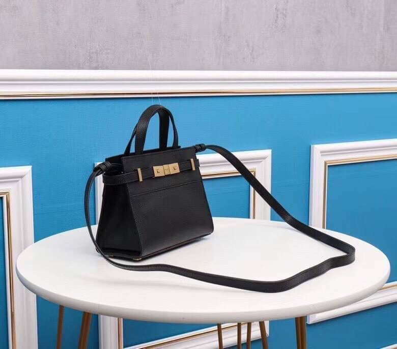 SAINT LAURENT MANHATTAN NANO SHOPPING BAG IN BOX ไม่เคยผิดหวังจริงๆ!! กับรุ่นที่สาวๆรู้กัน ดีไซน์เรียบหรู โดดเด่นด้วยโลโก้ด้านหน้า เพิ่มดีเทลความผู้ดี วัสดุหนังแท้ทนทาน สวยทุกมุม!! แนะนำห้ามพลาดเลยจ้า!!