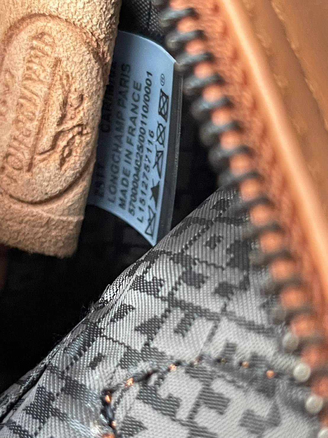 Longchamp Le Pliage Cuir Top handle bag S เรียกว่าเป็นกระเป๋าอีกหนึ่งรุ่นที่ไม่ว่ายังไงก็ฮอตฮิตและติดเทรนด์ตลอดไม่เคยเปลี่ยนกับ ทรง Le Pliage Cuir หนึ่งในตระกูลกระเป๋าสุดไอคอนิกจากแบรนด์