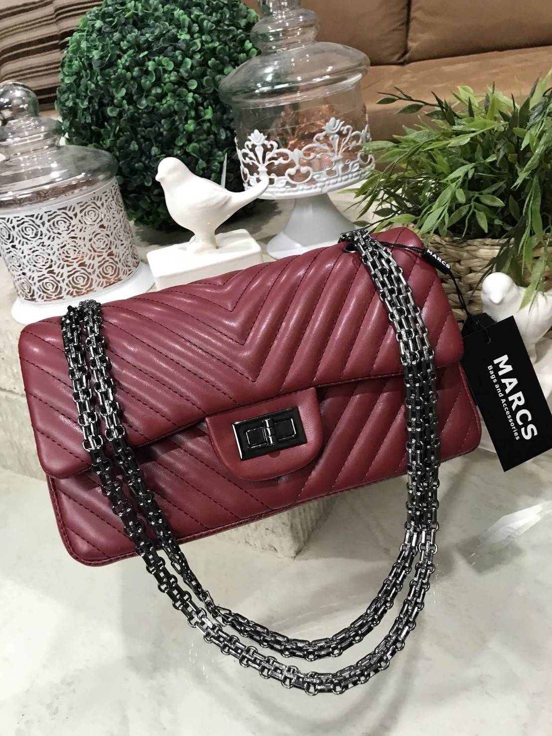 MARCS WOMAN QUILTED CHAIN SHOULD BAG New arrival! กระเป๋าสะพาย วัสดุหนังแกะสังเคราะห์ นิ่มสวย อยู่ทรง ลาย chevron สไตล์ Chanel ขนาดกำลังดี น้ำหนักเบา เปิดปิดด้วยตัวล็อคบิด พร้อมฝาปิดกระดุมแม่เหล็ก ภายในมีหลายช่อง ทั้งบริเวณด้านหน้า และฝาปิด ภายในกว้าง และ