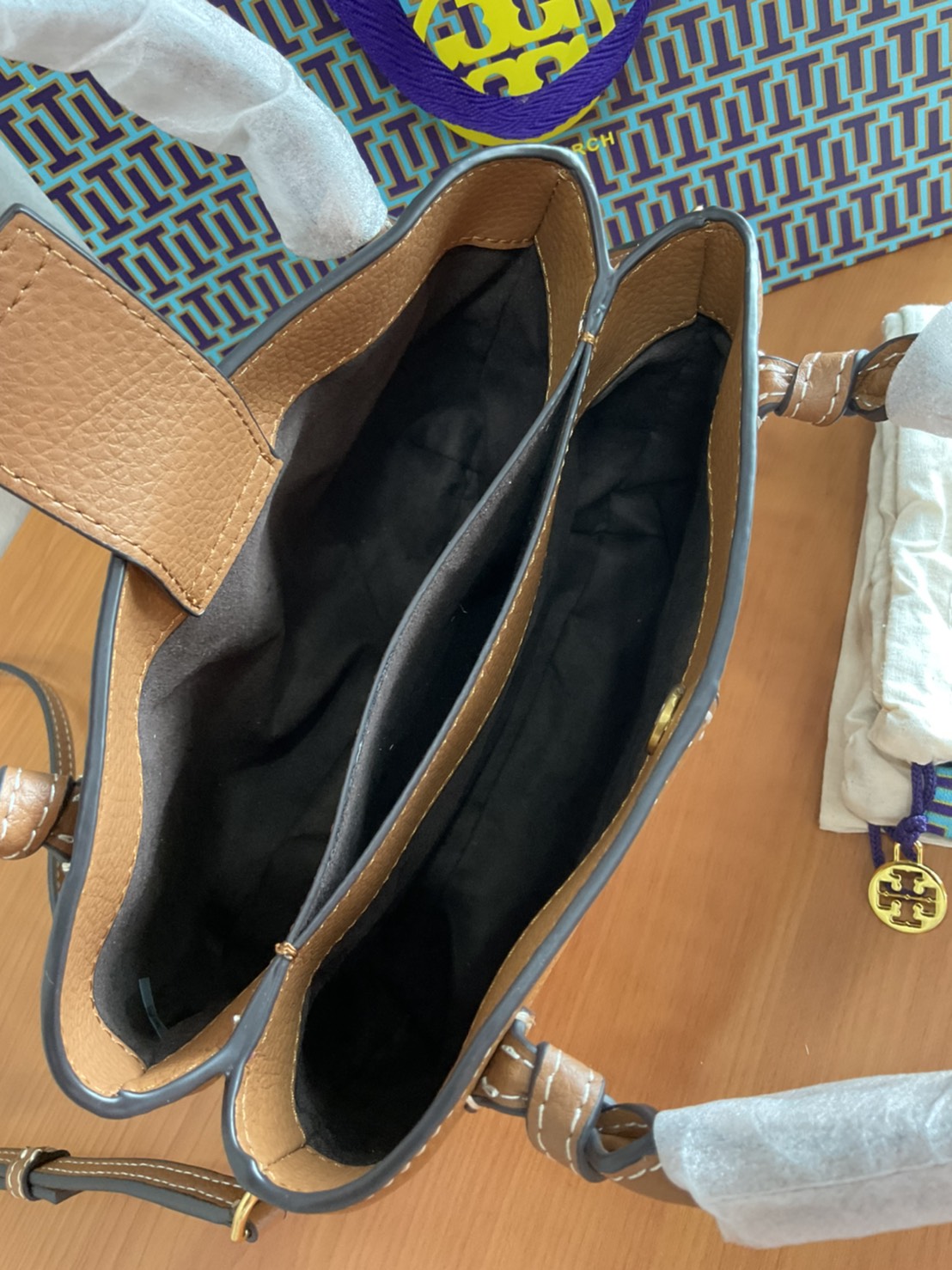 Tory Burch McGraw Mini Satchel กระเป๋าถือ/สะพาย Crossbody วัสดุหนังลูกวัวแท้ 100% ด้านหน้าประดับโลโก้หนัง ตัดเป็นรูปตัว T สัญลักษณ์แบรนด์ ตัวกระเป๋าเดินด้ายเล่นลายเพิ่มลูกเล่น เพื่อความเก๋!!