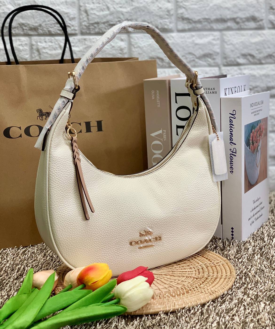 COACH BAILEY HOBO WITH WHIPSTITCH ((C4108//C1322)) พร้อมส่งที่ไทย!! สวยจริงไม่จกตาแน่นอนค่าา กระเป๋าทรงโค้ง ใช้แบบหิ้วหรือคล้องไหล่ก็ดูดี ใช้วัสดุหนังแท้ชั้นดี หนังสวยมากๆค่ะ ด้านหน้าใช้อะไหล่แบรนด์ตัวใหญ่ หรู ดูสะดุดตามีเดียว