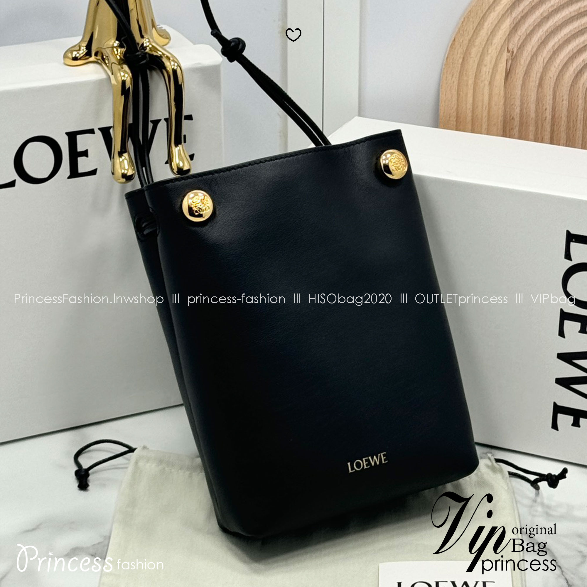 ORI หนังแท้ | LOEWE pebble pouch in smooth กระเป๋าทรงโท้ทดีไซน์คลาสสิค เรียบง่ายแต่ดูแพง มีระดับสุดๆ แต่งหมุดปั้มโลโก้แบรนด์สีทองสวยโดดเด่น เหมาะเป็นไอเท็ม everyday bag จริงๆ