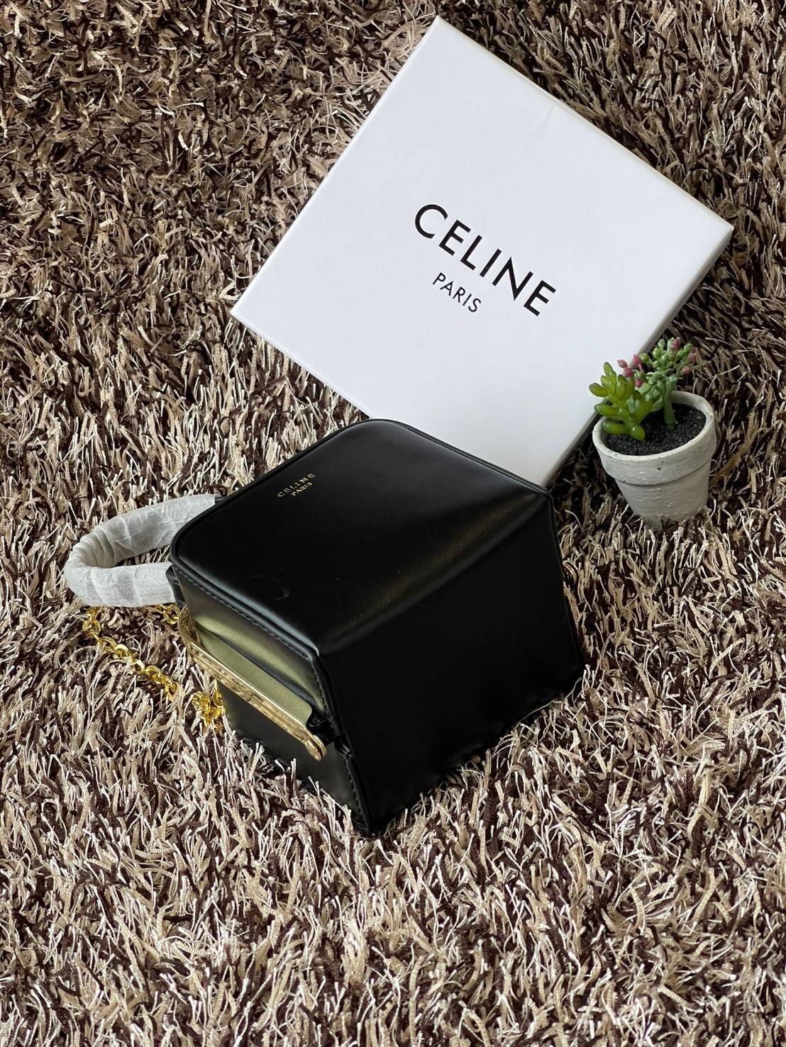 Celine Triomphe Minaudiere สาว ๆ คนไหนไม่เน้นพกของเยอะ แต่ต้องการกระเป๋าที่ให้ความเรียบหรู ดีไซน์เก๋ เหมาะสำหรับดินเนอร์มื้อค่ำ หรือช้อปปิ้งเบาๆ ใบนี้แนะนำเลยคะ เป็นกระเป๋าขนาดกะทัดรัด ถือและสะพายไหล่ได้ ให้ความคล่องตัว นับว่าเป็นอีกหนึ่งแอสเซสเซอรี่ที่น่