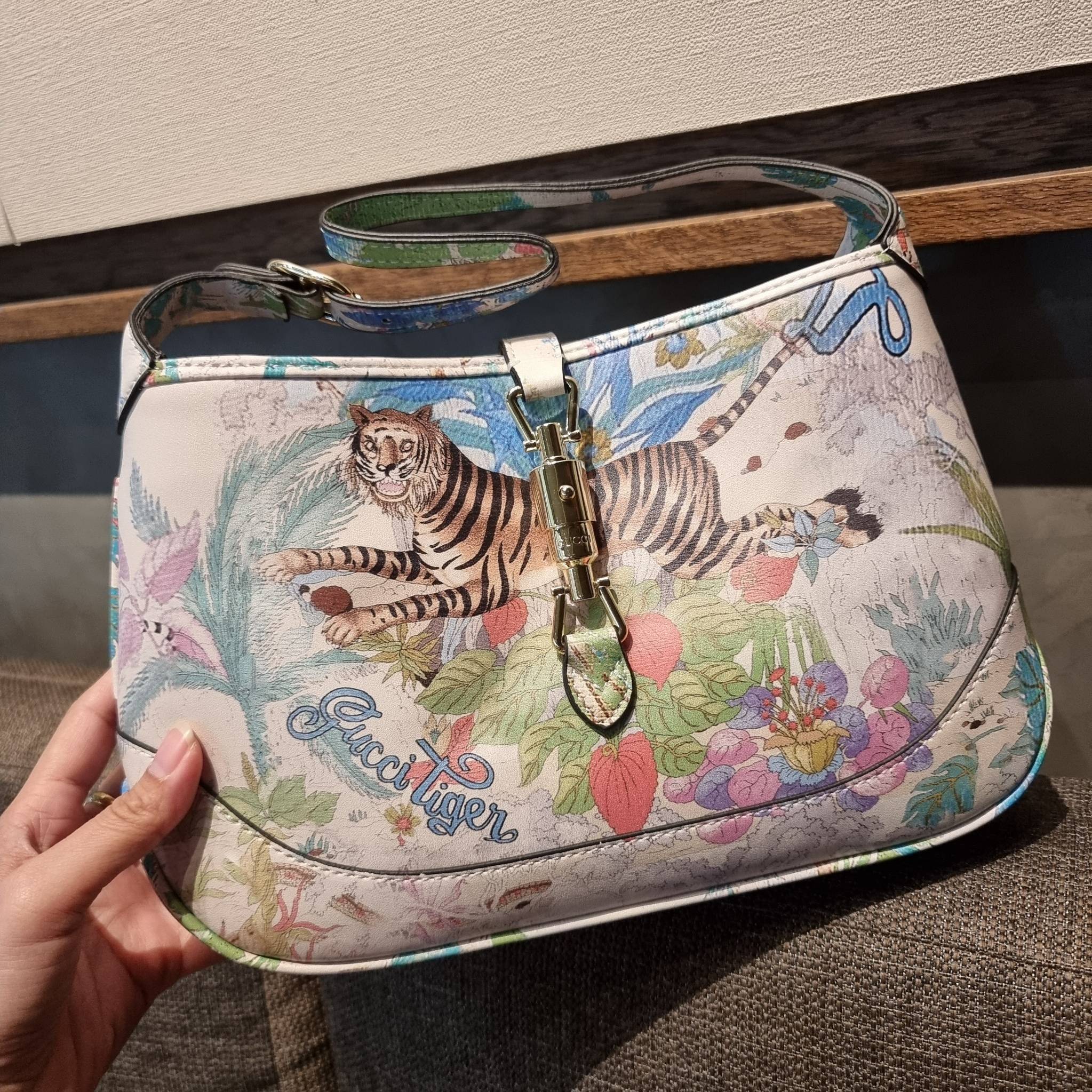 GUCCI SHOULDER BAG โปรเจคฉลองปีเสือ ปังฉุดไม่อยู่!! คอลเลคชั่นยอดฮิต GC multi bag ไซส์ใหญ่น่าสะพาย ดีไซน์ลวดลายชิคมากๆ!! โดดเด่นไม่ซ้ำใคร กับกระเป๋าสะพายวีไอพี พรีเมี้ยมกิ๊ฟที่จะทำให้หลงรักกันไปแบบสุดๆ มีดีเทลแฝงความหรูในตัว วัสดุหนังสังเคราะห์พรินท์ลายคม