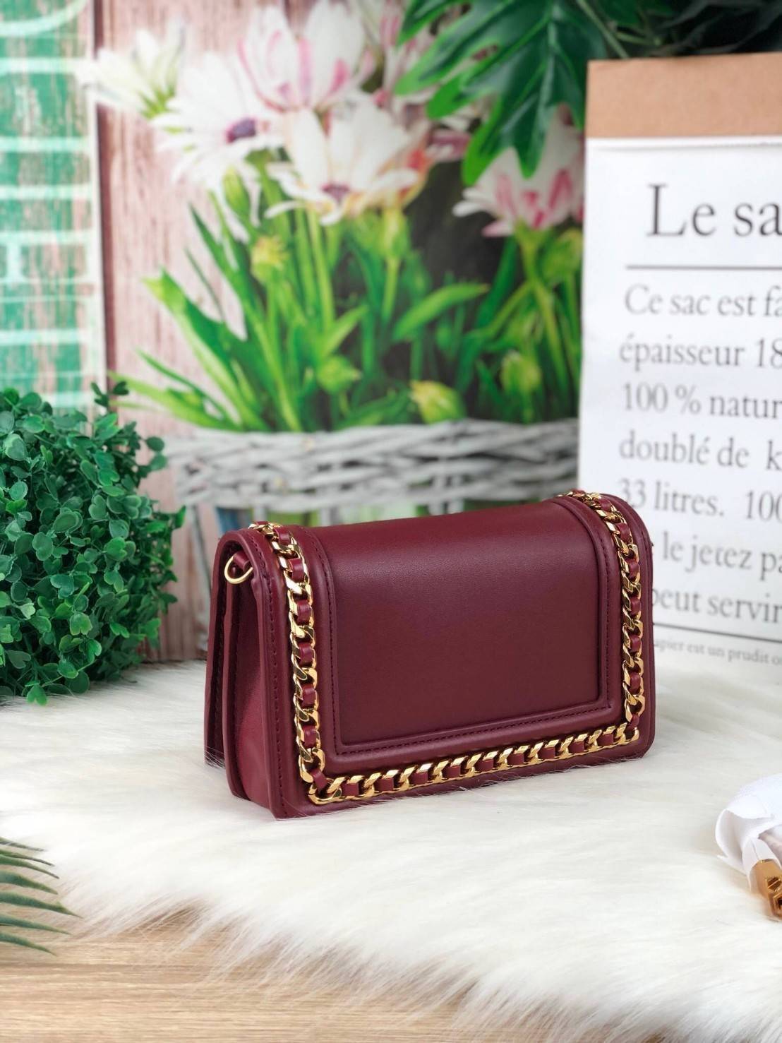 New Collection 2019! CHARLES & KEITH CHAIN RIMMED CLUTCH กระเป๋าสะพายคอลเลคชั่นใหม่ แต่งโซ่รอบกระเป๋าสีทองสวยหรูมากๆ ด้านหน้าปั๊มโลโก้แบรนด์ เปิดปิดด้วยกระดุมแม่เหล็ก ด้านในมีช่องด้านหน้า ช่องใหญ่และช่องซิป 1 ช่อง สามารถใส่โทรศัพท์ iPhone plus ได้ค่า และย