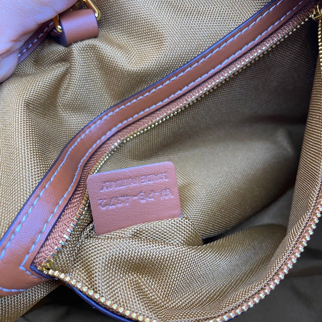 Medium : Celine Triomphe Tote Handbag / Celine Tote Bag / Celine Delightful Monogram Tote พร้อมส่ง กระเป๋าถือใบใหญ่ พร้อมสายสะพายถอดได้ เป็นอีกหนึ่งใบที่คุ้มค่าคุ้มราคามากสำหรับสาวๆที่ชอบพกพาสิ่งของเยอะ