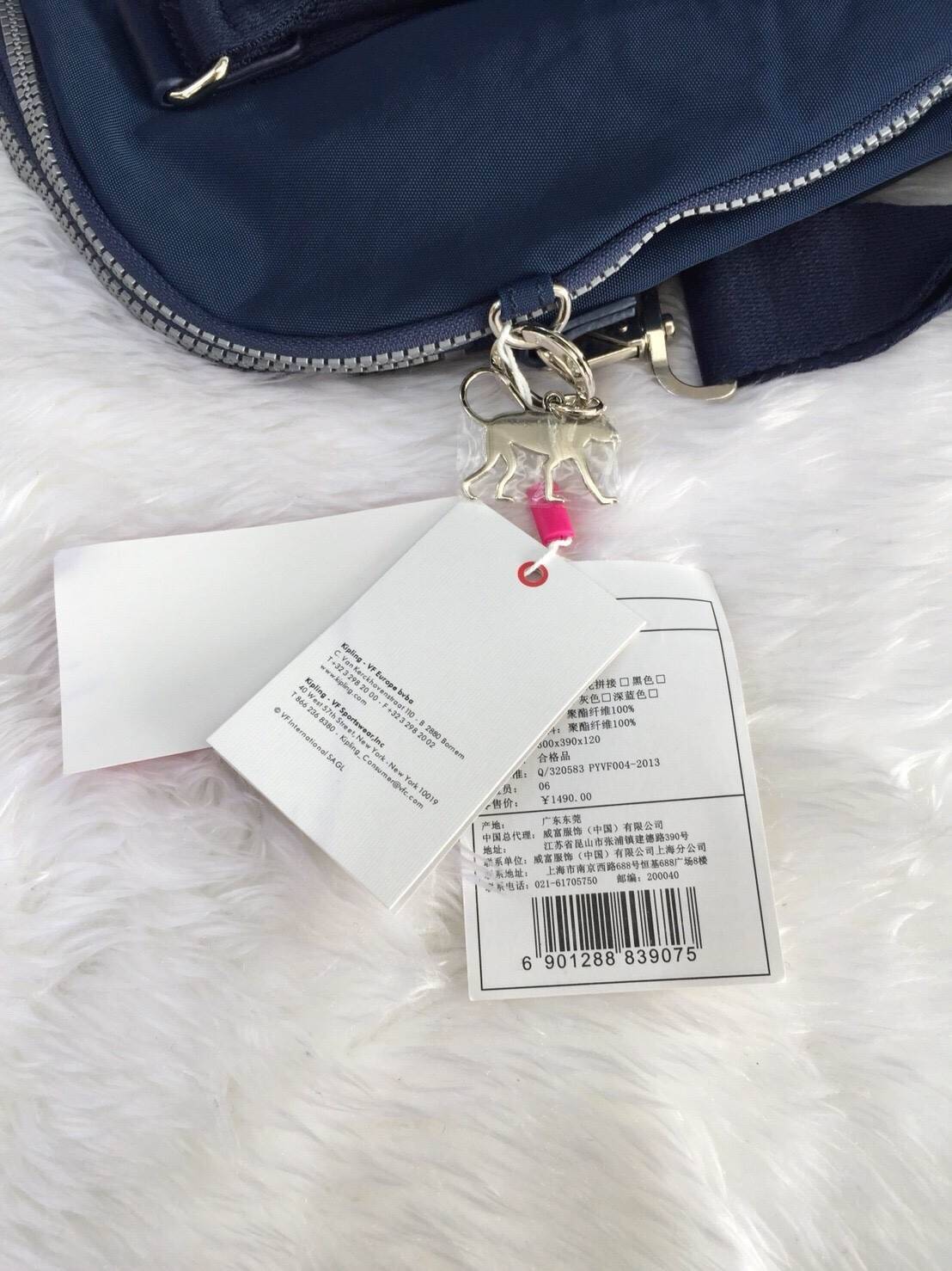 KIPLING K10210 NEAT LAPTOP BAG กระเป๋า messenger bag กระเป๋าถือและสะพาย เหมาะกับ working women เพราะสามารถถือไปทำงานได้ทุกวัน ใส่โน้ตบุ้คได้ค่ะ ใบนี้ หูยาวสามารถสะพายไหล่ได้ แถมยังมีสายยาวมาให้ด้วยค่ะ ทำให้สะดวกต่อการถือมากๆ เปิดปิดด้วยซิป โดยแบ่งเป็น 3 ช