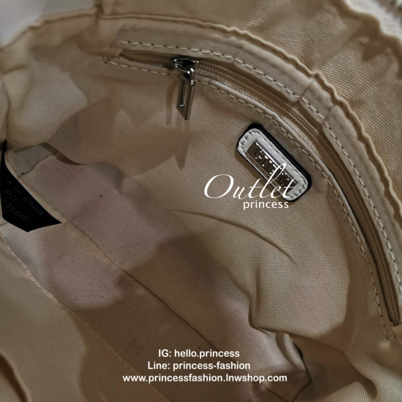 Guess Woman Factory Crossbody Bag กระเป๋าสะพายรุ่นใหม่ดีไซน์สวยหรูคลาสสิคจาก GUESS FACTORY วัสดุหนังเเกะสังเคราะห์เนื้อหนานิ่มลายตาราง เปิดปิดด้วยซิปสะดวกใช้ ด้านหน้ามีโลโก้ ภายในมีโลโก้ช่องใส่ของ และช่องซิป ใส่กระเป๋าสตางค์ใบยาว ของใช้ได้จุ มาพร้อมสายสะพ