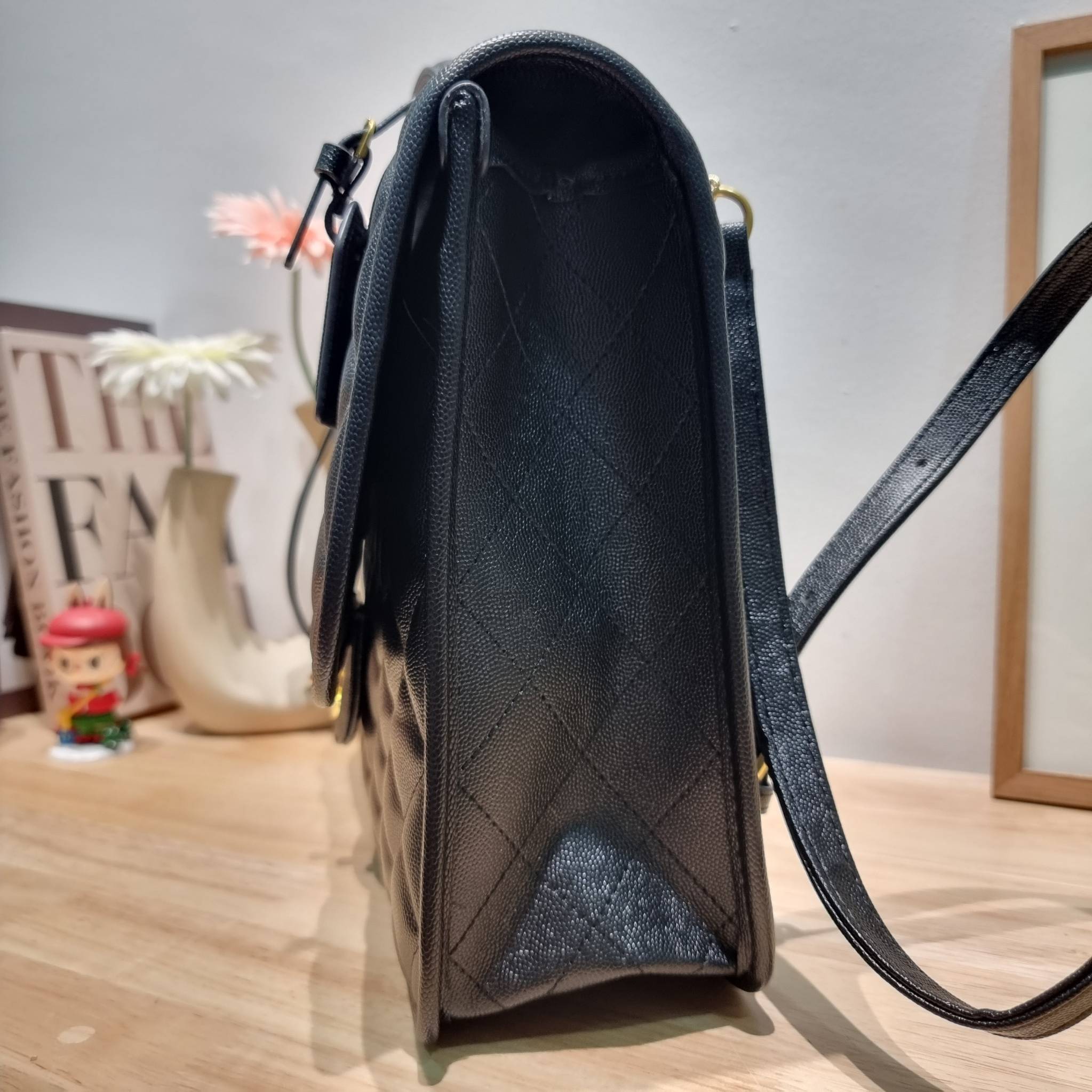 Chanel 22k backpack ที่สุดของไอเท็มที่ตัวแม่ยังต้องมี กับกระเป๋าสะพายทรงเป้ ดีไซน์สุดชิค รูปทรงสวยเป็นเอกลักษณ์ ใบใหญ่จุของคุ้ม สะพายออกทริปไปเที่ยวได้สบายๆ วัสดุหนังลายคาเวียร์ ผิวสัมผัสดี