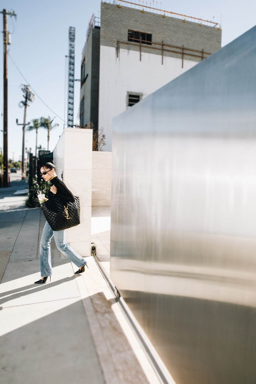 14" YSL icare maxi shopping Denim bag / YSL tote denim bag กระเป๋าไซส์ใหญ่ พร้อมใบเล็ก วัสดุเดนิมเย็บลายตาข่าย (Quilted Bag) ดีไซน์คล้ายตะกร้าช็อปปิ้ง โฉบเฉี่ยวกว่าหลายระดับด้วยการประดับฮาร์ดแวร์ทองเหลืองในตัวอักษร YSL สะดุดตา มอบสไตล์เรียบง่ายแต่คลา