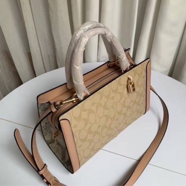 COACH ZOE CARRYALL IN SIGNATURE CANVAS เดอะเบสท์แห่งปี ต้องยกให้พี่คนสวยใบนี้เลย!! รุ่นที่สาวๆตามหา หายากอีกหนึ่ง กระเป๋าถือ/สะพายทรงสวย คลาสสิค ใบใหญ่จุคุ้ม มีดีเทลน่ารักๆที่แม่กุญแจ สามารถล็อคหัวซิปได้ กุญแจซ่อนในพวงหนังห้อยก็น่ารักไปอีก ภายในโล่งกว้าง 
