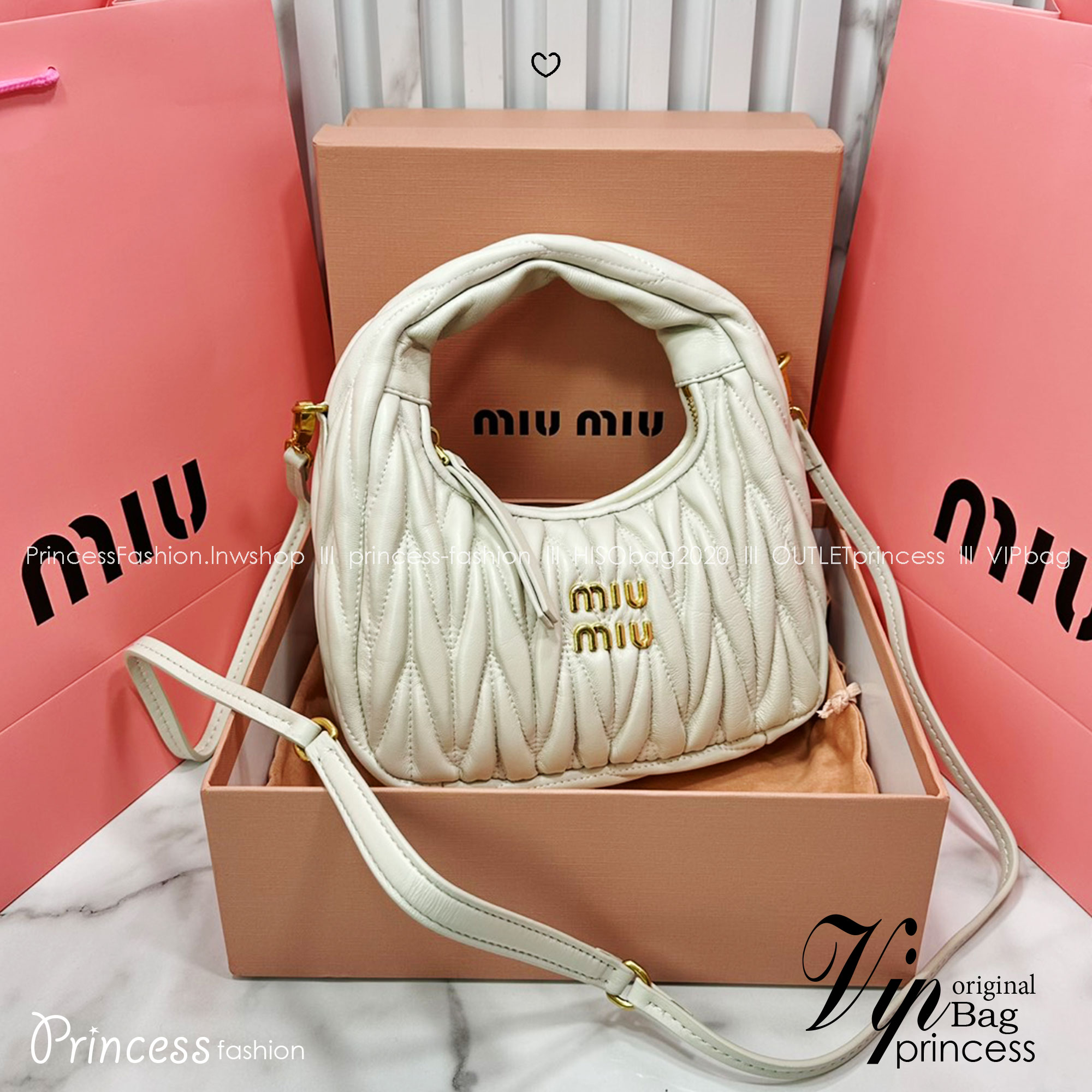 ORI หนังแท้ | MIU MIU Wander matelassé nappa leather hobo bag Small 22cm กระเป๋าสะพายทรงโฮโบ คิ้วท์สุดปัง ลุคลูกคุณหรูหราด้วยดีไซน์จับจีบนูนลวดลายเป็นเอกลักษณ์ หูจับในตัว ถือแบบเลิศๆ หรือจะใส่สายสะพายข้างก็ได้อีกลุค