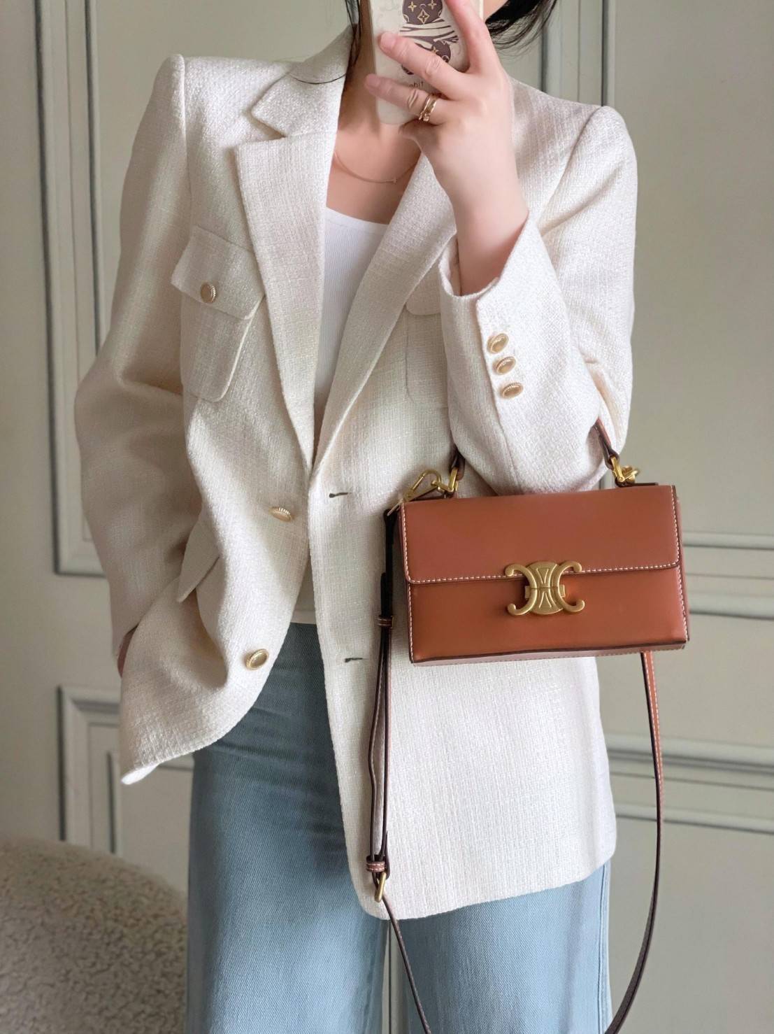 Celine Triomphe shoulder handbag Bag / Celine box triomphe in Natural Calfskin Tan กระเป๋าสะพายเรียบหรูและดูทันสมัยใบนี้ออกมา ให้คุณเลือกสะพายในชีวิตประจำวันเข้ากับการแต่งตัวสบาย ๆ หรือถอดสายถืงออกงานปาร์ตี้สังสรรค์ ก็ช่วยให้คุณดูโดดเด่นได้เช่นกัน นอกจากน