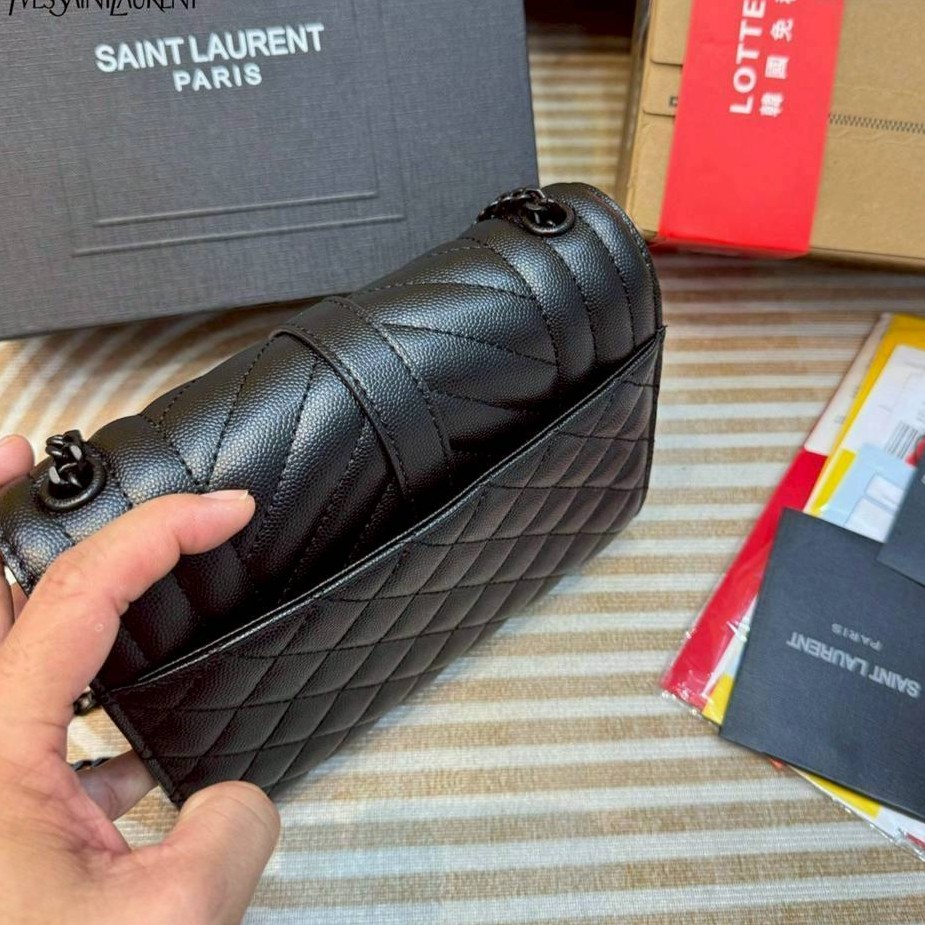 YSL envelope medium in matelassé leather shoulder bag กระเป๋าสะพายไหล่สุดฮอต โทนสีดำขับผิวสวยคลาสสิคตลอดกาล ทรงสวยดีไซน์เรียบหรู ดูติดแกลมสุดๆ โดดเด่นด้วยโลโก้ด้านหน้า เพิ่มดีเทลความผู้ดี