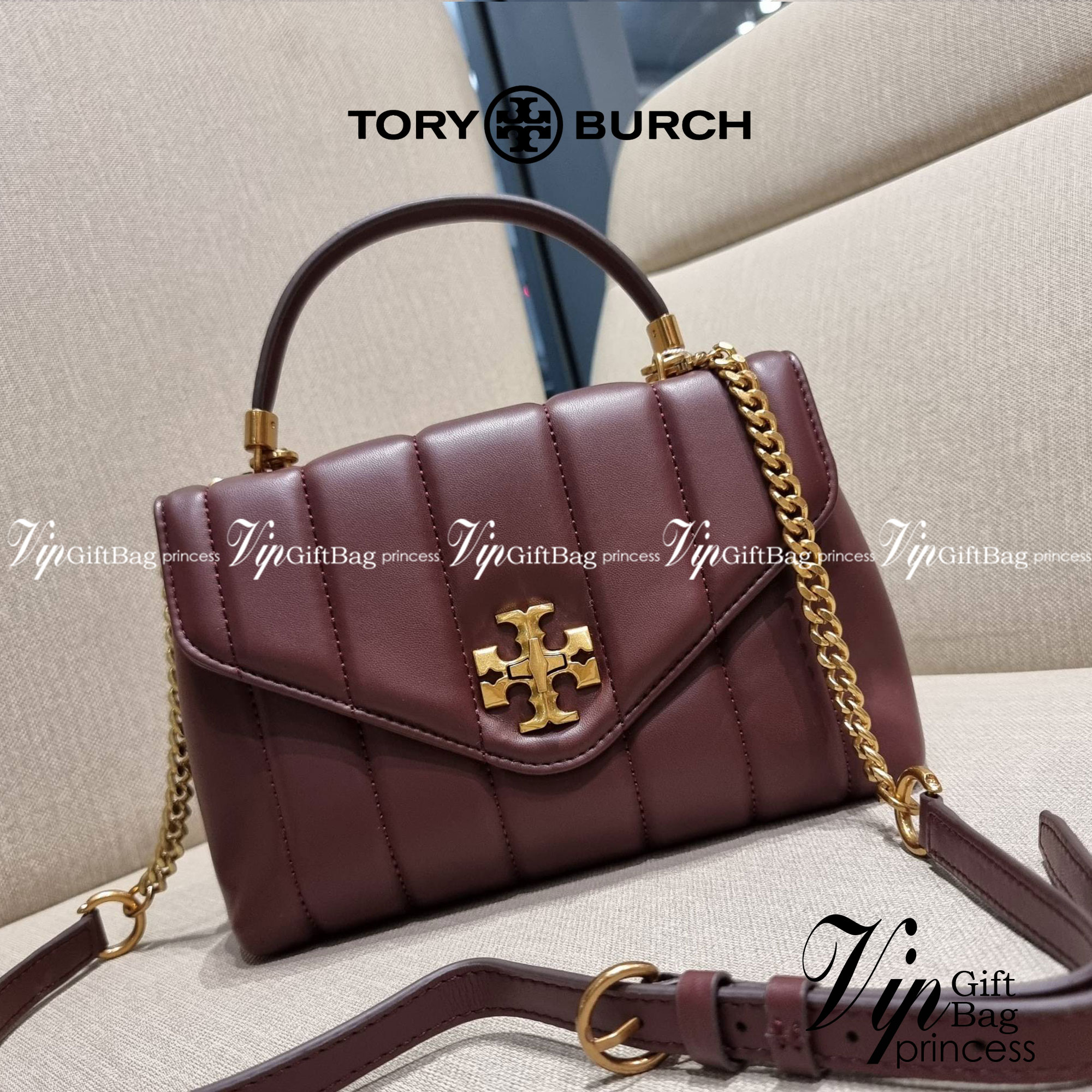 TORY BURCH KIRA QUILTED SMALL SATCHEL มาแล้วด่วนๆ!! กับคอลที่ปังไม่ไหว พร้อมเสิร์ฟสีคลาสสิค กระเป๋าถือ/สะพาย ทรงสวย สะพายคล่องตัว หนังแท้ ดีไซน์บุนวม เส้นคมสวยหรู วัสดุหนังแกะ สัมผัสดีงาม นิ่มมือ เปิด-ปิดด้วยอะไหล่บิดล็อค ภายในเป็นช่องโล่ง มีช่องซิป ใส่ขอ