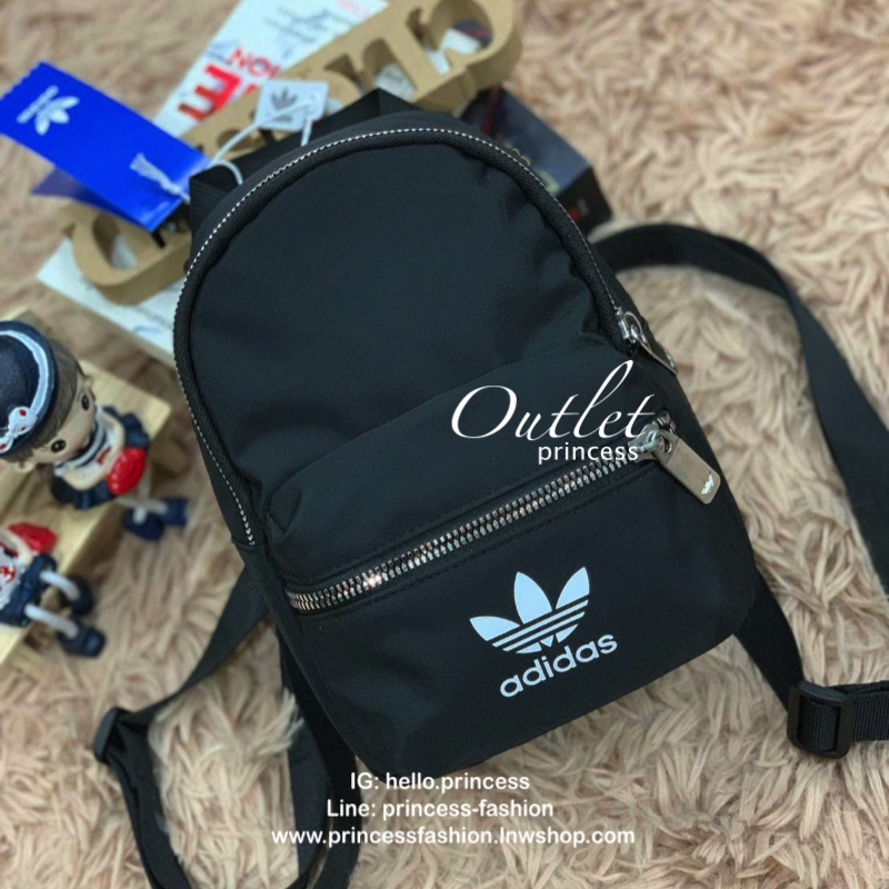 Adidas Nylon Mini Backpack กระเป๋าเป้สะพายหลัง ขนาดmini เปิดซิปเดียวด้วยวัสดุNylon น้ำหนักเบา เปิดปิดด้วยหัวซิปเดียว ภายในใส่กระเป๋าสตางค์ยาวได้ เพิ่มช่องซิปด้านหน้าอีก1ช่อง อีกหนึ่งตัวเลือกของสาวๆที่กำลังมองหาเป้ขนาดมินิไปเที่ยวเลยคร้า!!