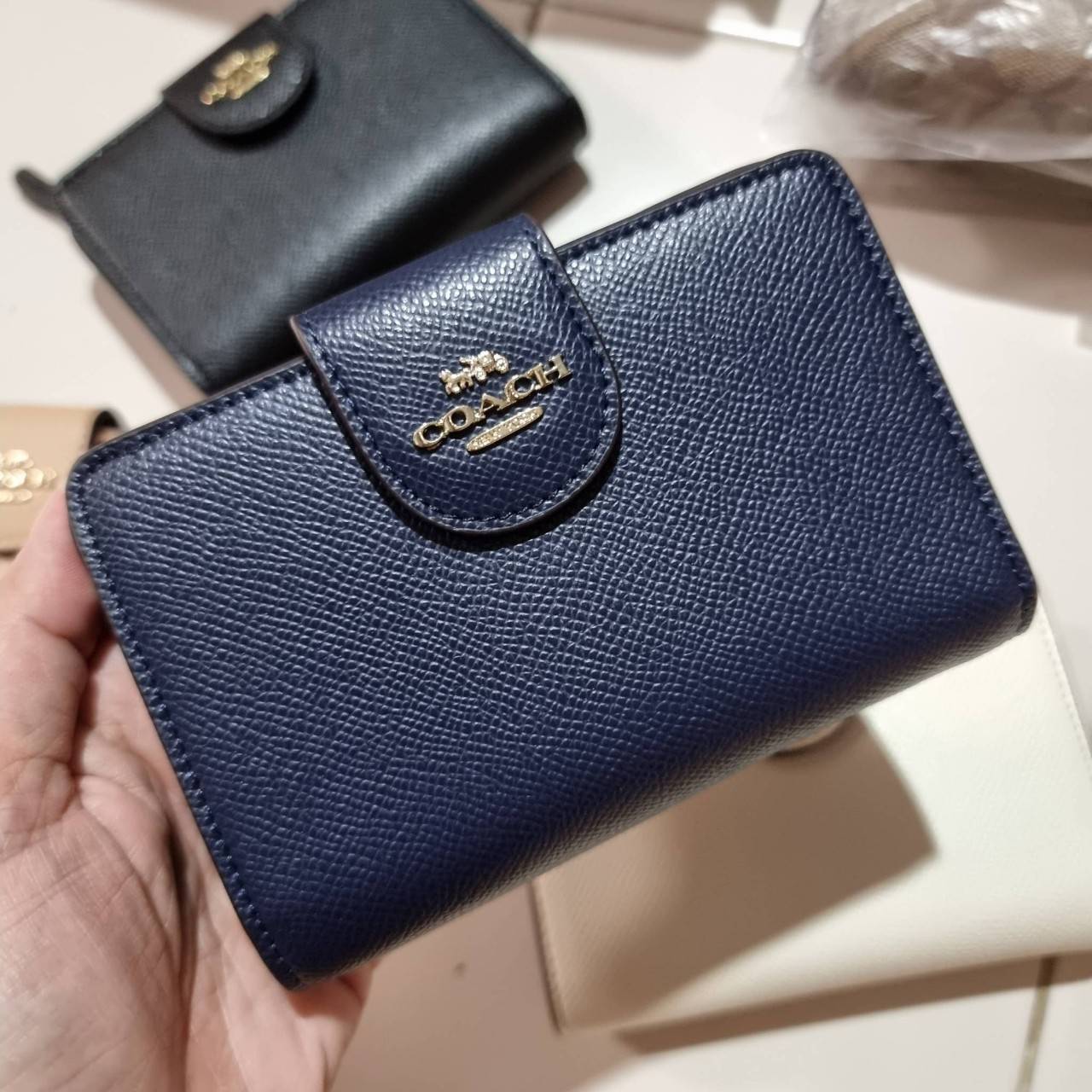 COACH 6390 MEDIUM CORNER ZIP WALLET เดอะเบสท์รุ่นที่สาวๆตามหา!! ดีไซน์ใหม่ สวยสะกด!! กระเป๋าสตางค์ใบกลาง สีคลาสสิค เรียบแต่แฝงความหรู บอกเลยว่ามันละมุนมาก!! ด้วยวัสดุหนัง crossgrain ที่ดูแลรักษาง่าย และยังดูผู้ดี ถือใช้แล้วขับผิวทุกสี ภายในมีช่องใส่บัตรแล