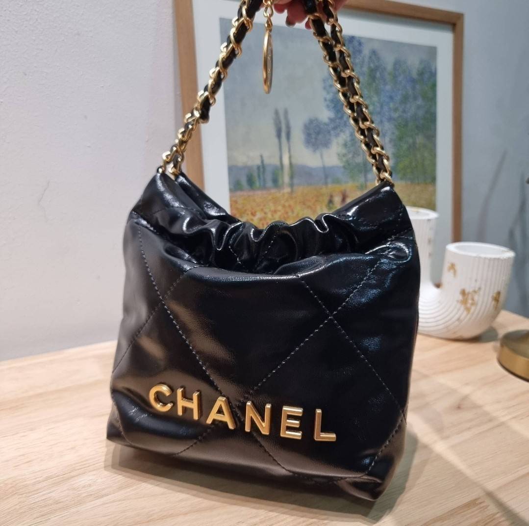 Chanel 22 mini bag / CHANEL 22 MINI HANDBAG พร้อมส่ง 4 สี กระเป๋าสะพาย ดีไซน์เรียบหรู โดดเด่นจากสายสะพายโซ่สีทอง และเหรียญโลโก้ ใช้ได้ง่ายๆไปเลยทุกโอกาส