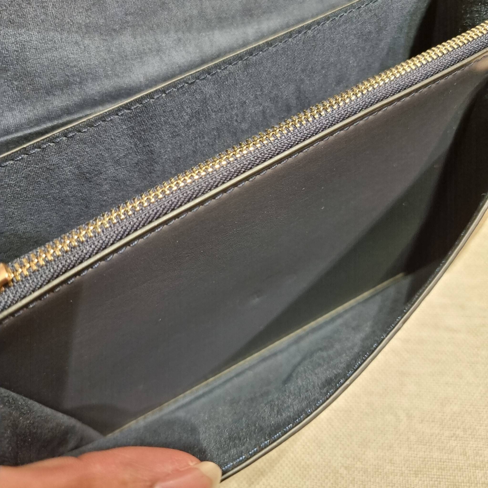 COACH C9230 KLARE CROSSBODY IN SIGNATURE CANVAS WITH FLORAL EMBROIDERY น้องใหม่คอลล่าสุด กับกระเป๋าสะพายข้าง โทนสีละมุนลูกคุณหนู ดีไซน์ปักดอกไม้เพิ่มลูกเล่น ให้ดูแพง วัสดุผนังแคนวาสสลับหนังแท้ สายสะพายโซ่สลับหนัง สะพายยังไงก็ขับผิว เปิด-ปิดด้วยกระดุมแม่เห