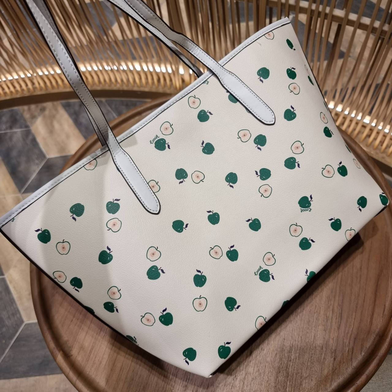 OUTLET 】COACH C4119 CITY TOTE WITH APPLE PRINT COACH CITY TOTE WITH POPSICLE PRINT C4277 แจกความน่ารักสดใส ด้วย 2 รุ่น กับเหล่าแอปเปิ้ลเขียวที่ยกมาทั้งสวน!! และลวดลายไอศครีมโทนชมพูแสนหวาน ดีไซน์ดึงดูดความสนใจได้ดีเลยทีเดียว กระเป๋าทรงช็อปปิ้งใบใหญ่ ที่จุย