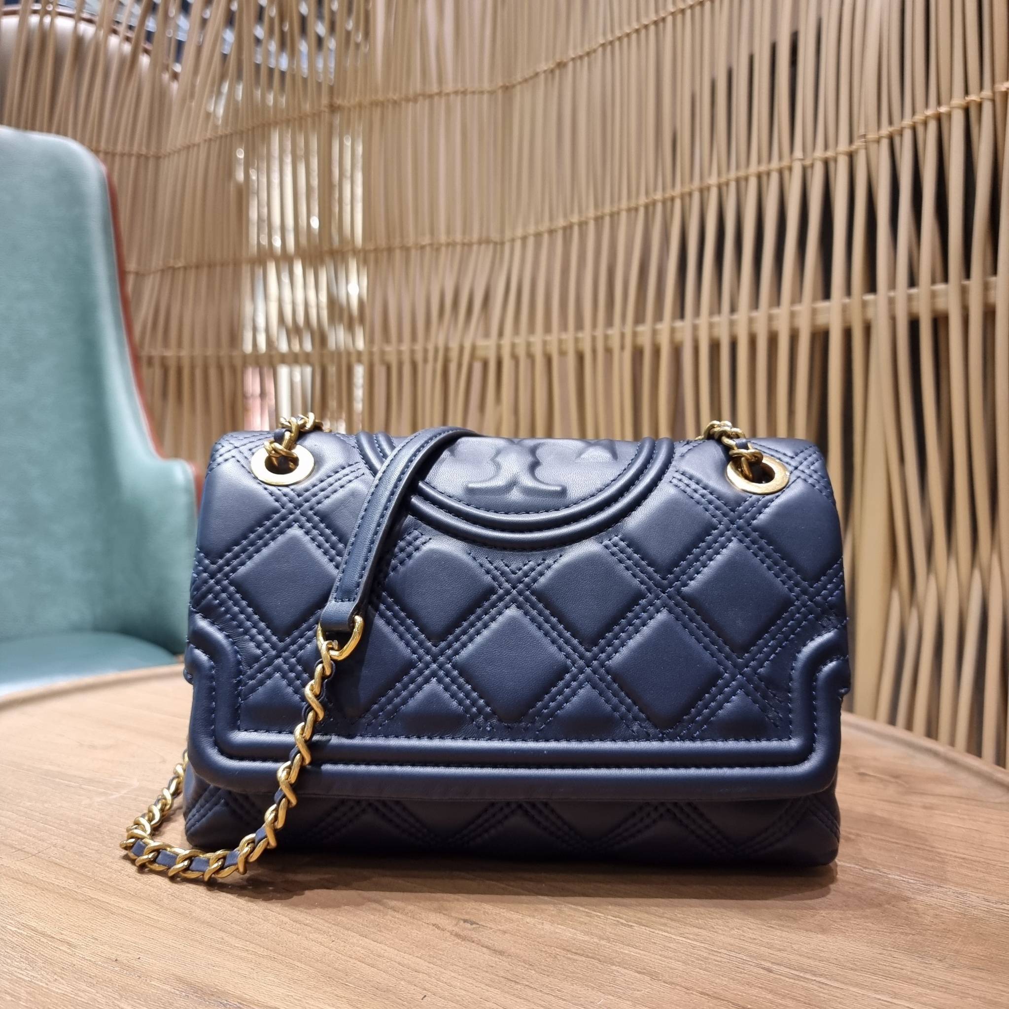 TORY BURCH FLEMING SOFT CONVERTIBLE SHOULDER BAG รุ่นหายากที่สาวๆตามหา มาพร้อมเสิร์ฟความสวยถึงบ้านไปเลยจ้า รอบนี้คัดสีสวยๆมาให้ได้ช้อปกันอย่างจุใจไปเลย กระเป๋าสะพายไหล่ หนังแท้นิ่มเต็มใบ สวยหรูดูแพง เปิด-ปิดด้วยตัวกดล็อคแน่นหนา สายสะพายในตัวปรับใช้ได้ 2 แ