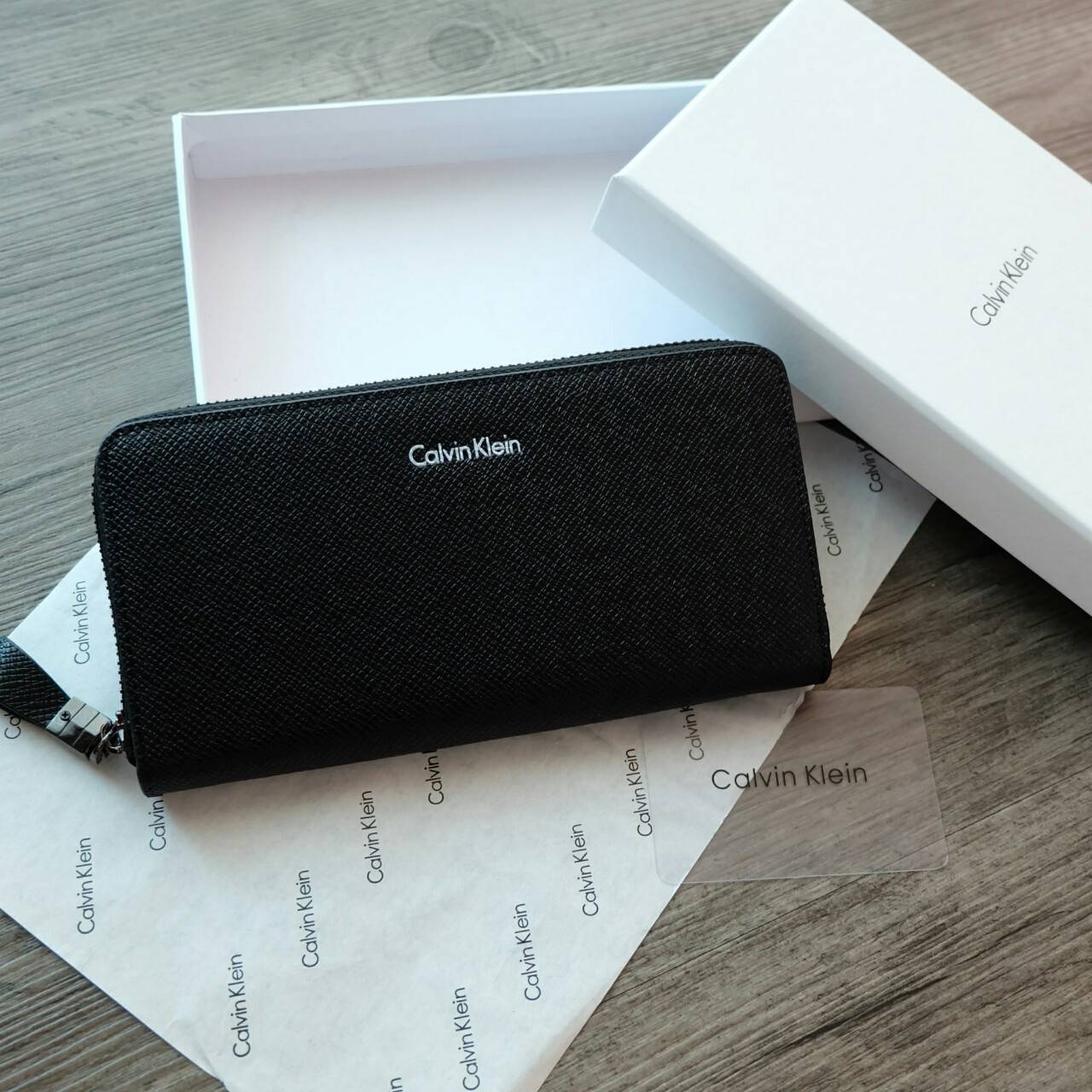 Calvin Klein Long Wallet กระเป๋าสตางค์ใบยาวซิปรอบ ภายในมีช่องใส่ธนบัตร ช่องใส่บัตรหลายช่อง และช่องซิปสำหรับใส่เหรียญ จะมอบเป็นของขวัญ หรือใช้เองก็แนะนำเลยค่ะ
