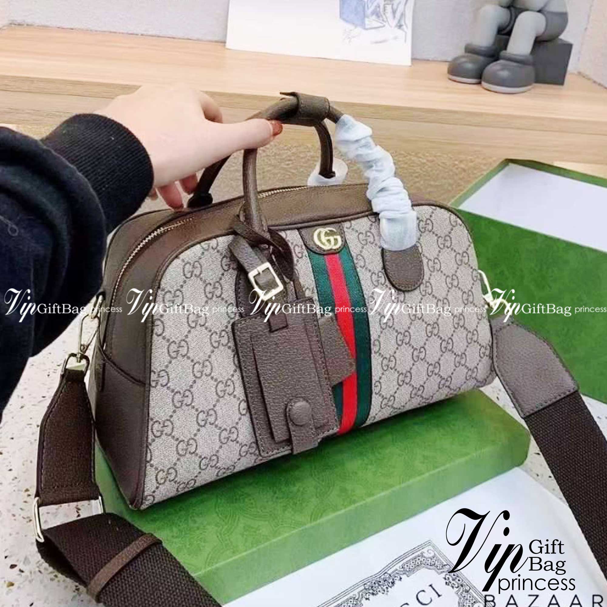 GUCCI Ophidia medium GG top handle bag กระเป๋าสะพายใบกลาง จุของได้เยอะ สายถอดได้ งานปั้มทุกจุดสวยน่าใช้ โทนสีใช้งานง่ายเป็นเอกลักษณ์แบรนด์ แมตช์กับเสื้อผ้าได้ง่าย เสริมลุคสาวมั่นได้ลงตัว
