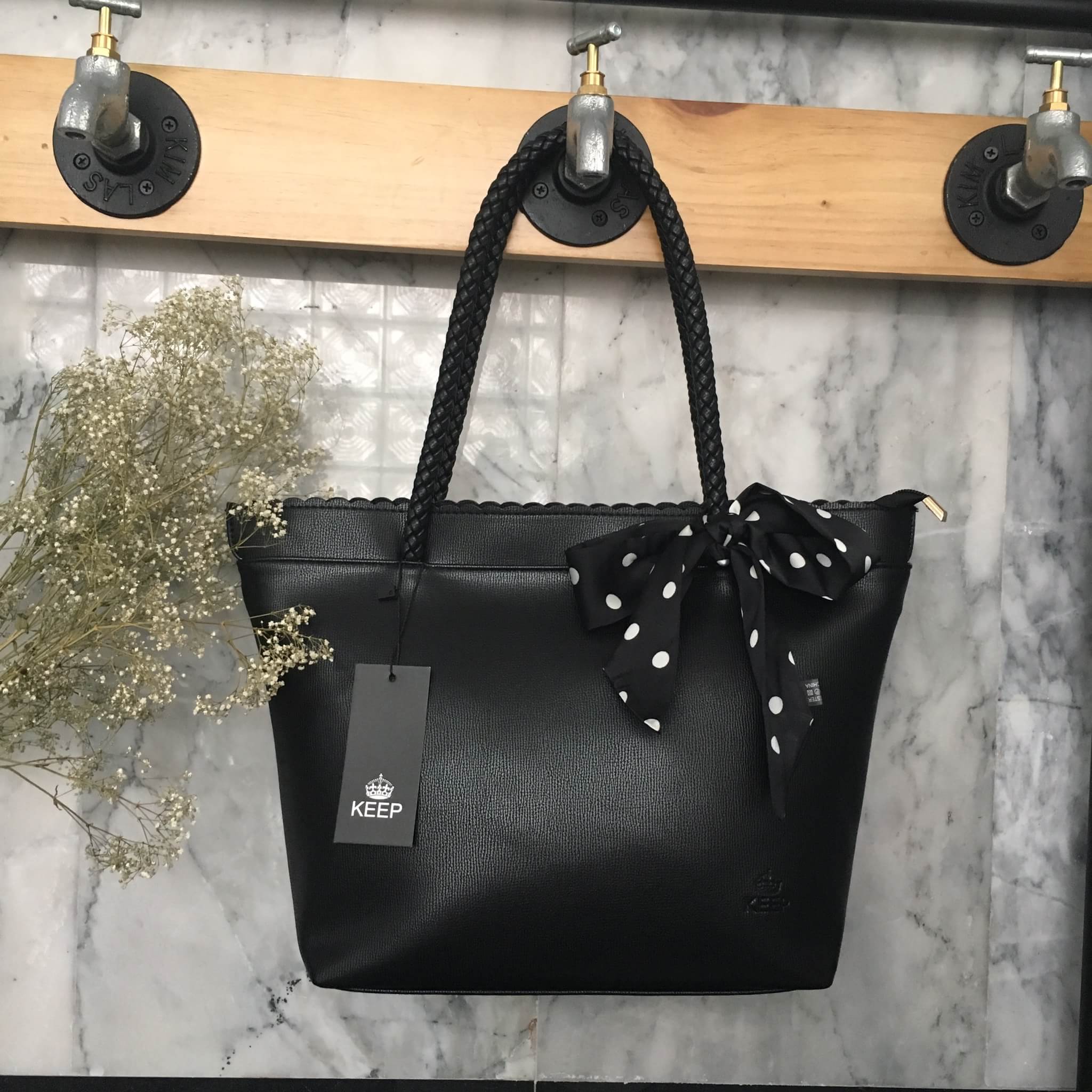 กระเป๋า ทรง Tote จากแบรนด์ KEEP ลายหนัง spirits ตัวหนังผิวสัมผัสสวยมากคะ หนังเนื้อดี นิ่ม กระเป๋าอยู่ทรงคะ ตกแต่งด้วย ผ้าพันหูกระเป๋า เพิ่มดีเทลกระเป๋าทำให้ดู look น่ารักมากๆคะ ด้านหน้ากระเป๋ามีปั๊ม logo แบรนด์ อย่างดีคะ #จุดเด่นที่ ภายในกระเป๋า มีช่องแบ่