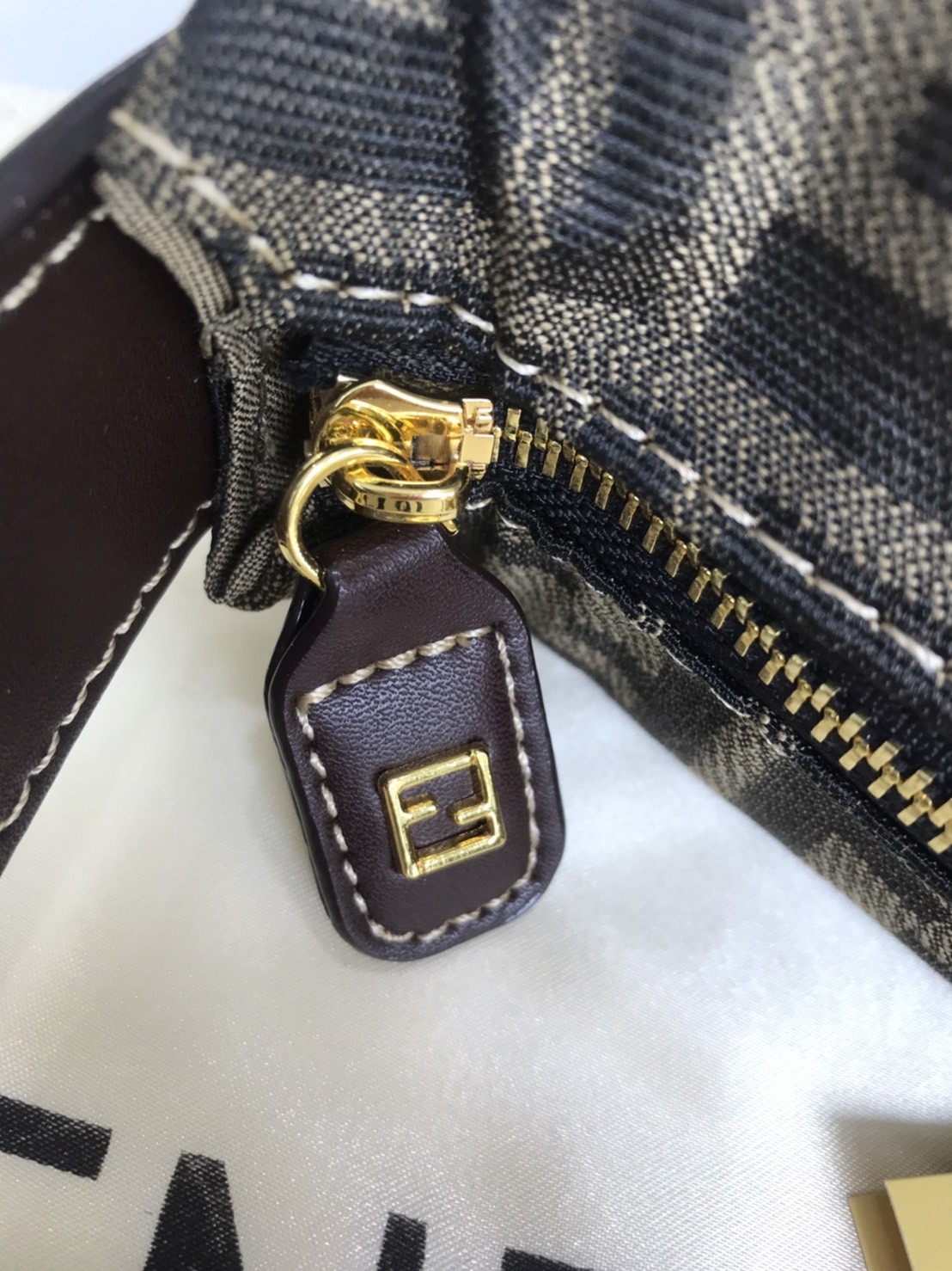 Fendi Tobacco Monogram FF Logo Zucca Buckle Belt Boston Mini Bag Brow Canvas Satchel กระเป๋าสะพายข้าง size mini สุดฮิต วัสดุ canvas จุของได้เยอะ ใส่iphone+ ได้ เปิดปิดด้วยซิป น่ารักมากกก ห้ามพลาดเลยค่ะใบนี้แนะนำสุดๆ มีสายสั้น+สายสะพายไหล่ ปรับสายได้