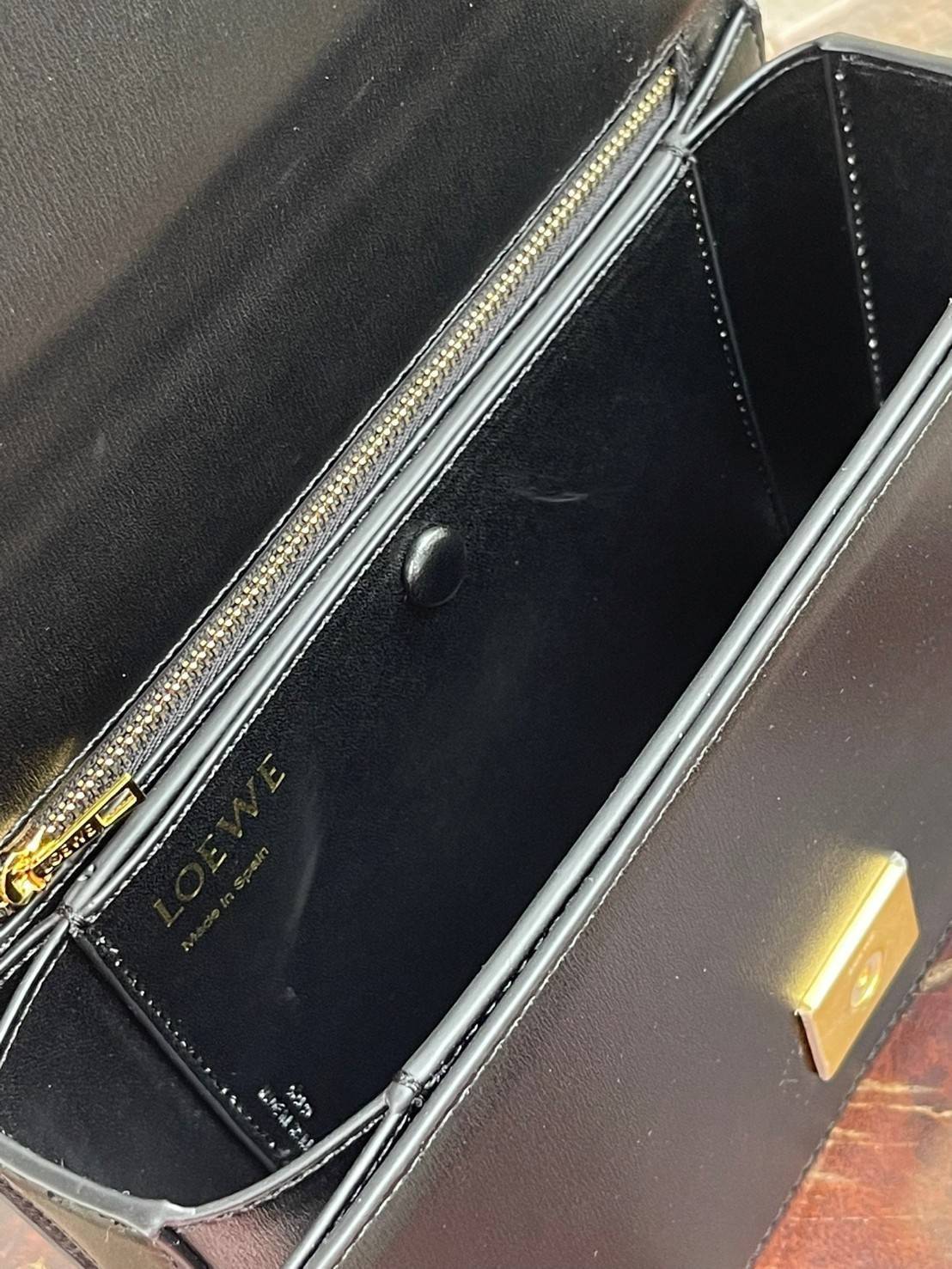 Medium : LOEWE Goya anagram leather shoulder bag กระเป๋าทรง GOYA รูปทรงกล่องอันคลาสสิกที่มาพร้อมรายละเอียดอันน่าค้นหา พร้อมด้วยโครงสร้างที่เปี่ยมไปด้วยสเน่ห์น่าค้นหา มีช่องใส่ของขนาดกว้างและเป็นทรงทำให้การจัดการสิ่งของต่างๆ ของสาวๆ นั้นง่ายดายมากยิ่งขึ้น 