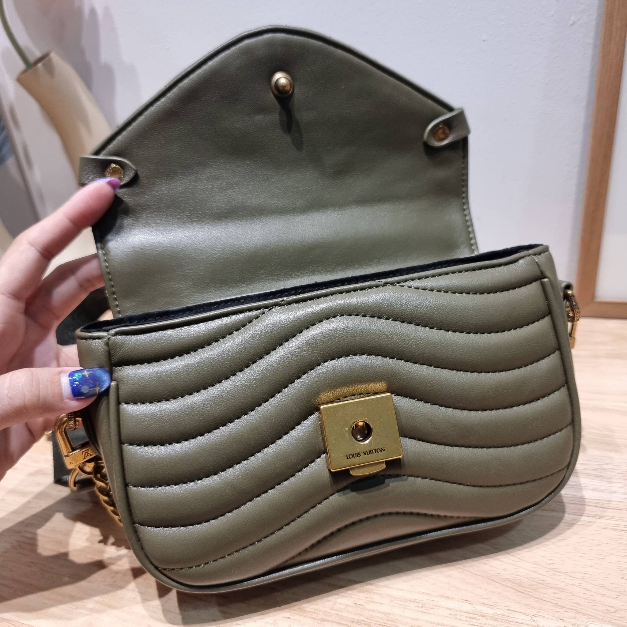 LV new wave pochette multi bag กระเป๋าสะพายมัลติฟังก์ชั่น มาพร้อม box set รับรองว่าดีงาม ลูกเล่นคลาสสิคผสานความวินเทจ มีสายสะพายให้ 2 เส้น และกระเป๋าใบลูก เล็กน่ารัก