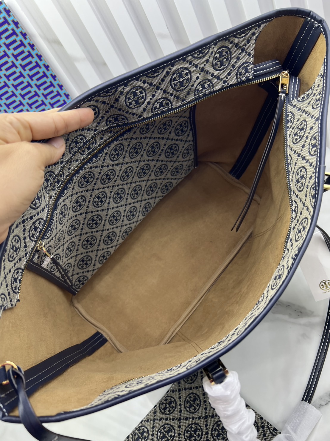 ORI หนังแท้ | Tory Burch T Monogram zip tote bag กระเป๋าทรงโท้ทใบใหญ่ทรงกว้างพร้อมใบเล็กเข้าเซ็ท ดีไซน์สายหนังแต่งคาดหน้า ตัวงานผ้าแจ็คการ์ดตัดขอบหนัง เดอะเบสท์ เซลเลอร์!!