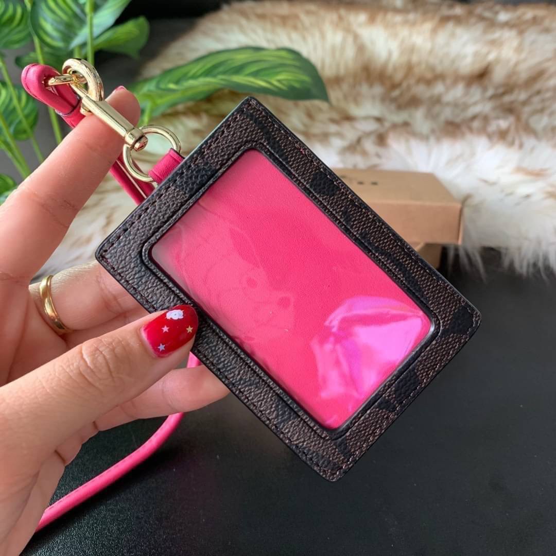 COACH F63274 ID LANYARD IN SIGNATURE COATED CANVAS กระเป๋าใส่บัตรคล้องคอ ลาย C ทั้งใบ ด้านหน้าตกแต่งชื่อแบรนด์ สวยมากกก ใส่บัตรพนักงาน และบัตรต่างๆ มาพร้อมสายคล้องคอ สายถอดออกได้ ตัวกระเป๋ามี 3 ช่องค่ะ