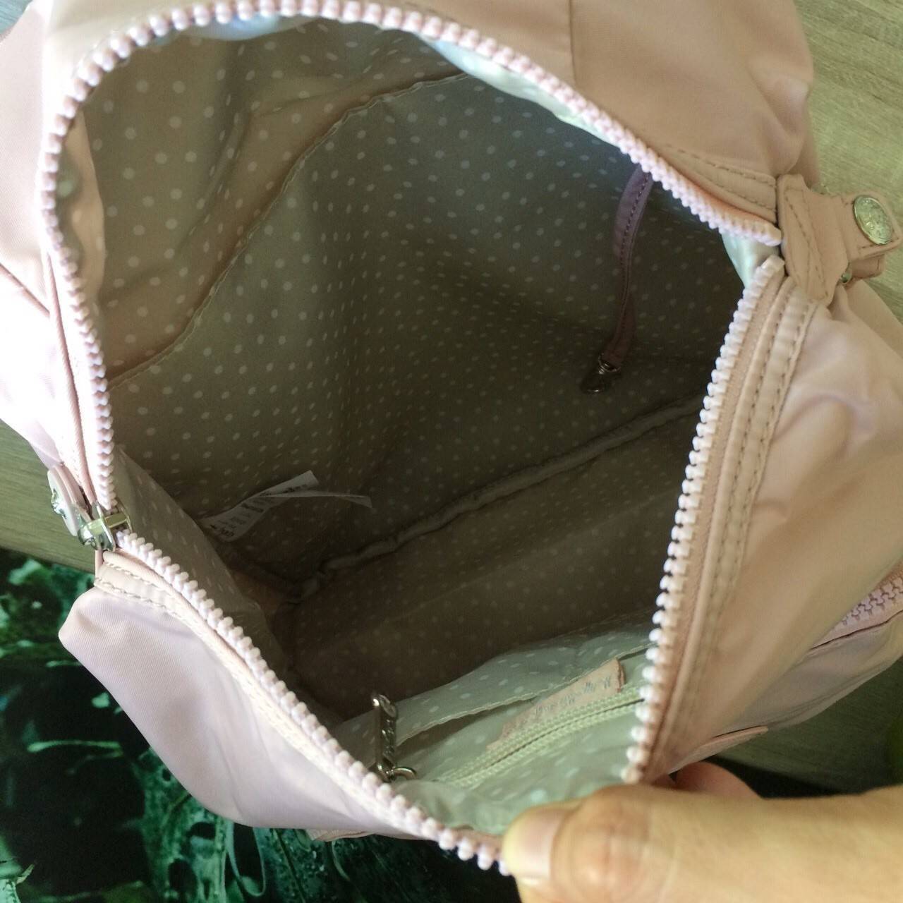 kipling mini bagpack กระเป๋าเป้ขนาดกลางกำลังดี วัสดุไนลอนกันน้ำ ปานกลาง ด้านหน้ามีช่องเล็ก โลโก้แบรนด์ มาพร้อมพวงกุญแจ ลายหินอ่อนรูปหัวใจ ช่องใหญ่เปิดปิดด้วยซิปบน ภายใน แบ่งช่องเป็นสัดส่วน มีช่องเล็ก และช่องซิปค่ะ