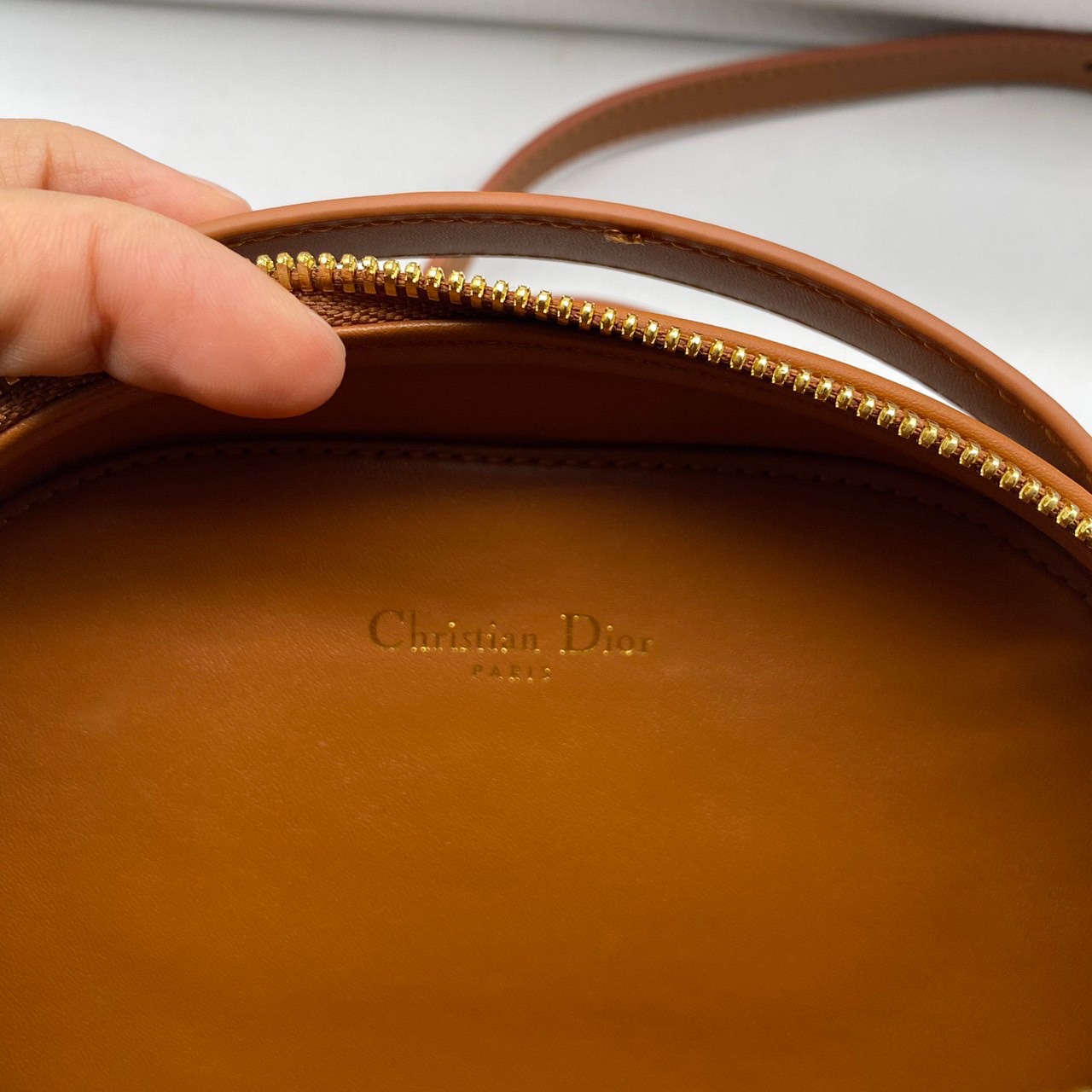 DIOR CD Signature Bag with Strap 17cm / CD OVAL CAMERA BAG / Dior Camera Bag ดีไซส์ใหม่ล่าสุด บ่งบอกถึงความหรู แต่ใช้งานได้โอกาส ใช้ได้ทั้งชายหญิง กระเป๋าสะพายทรงกล้อง ขนาดกะทัดรัด ไซส์สะพายคล่องตัว สีผู้ดีมากๆ