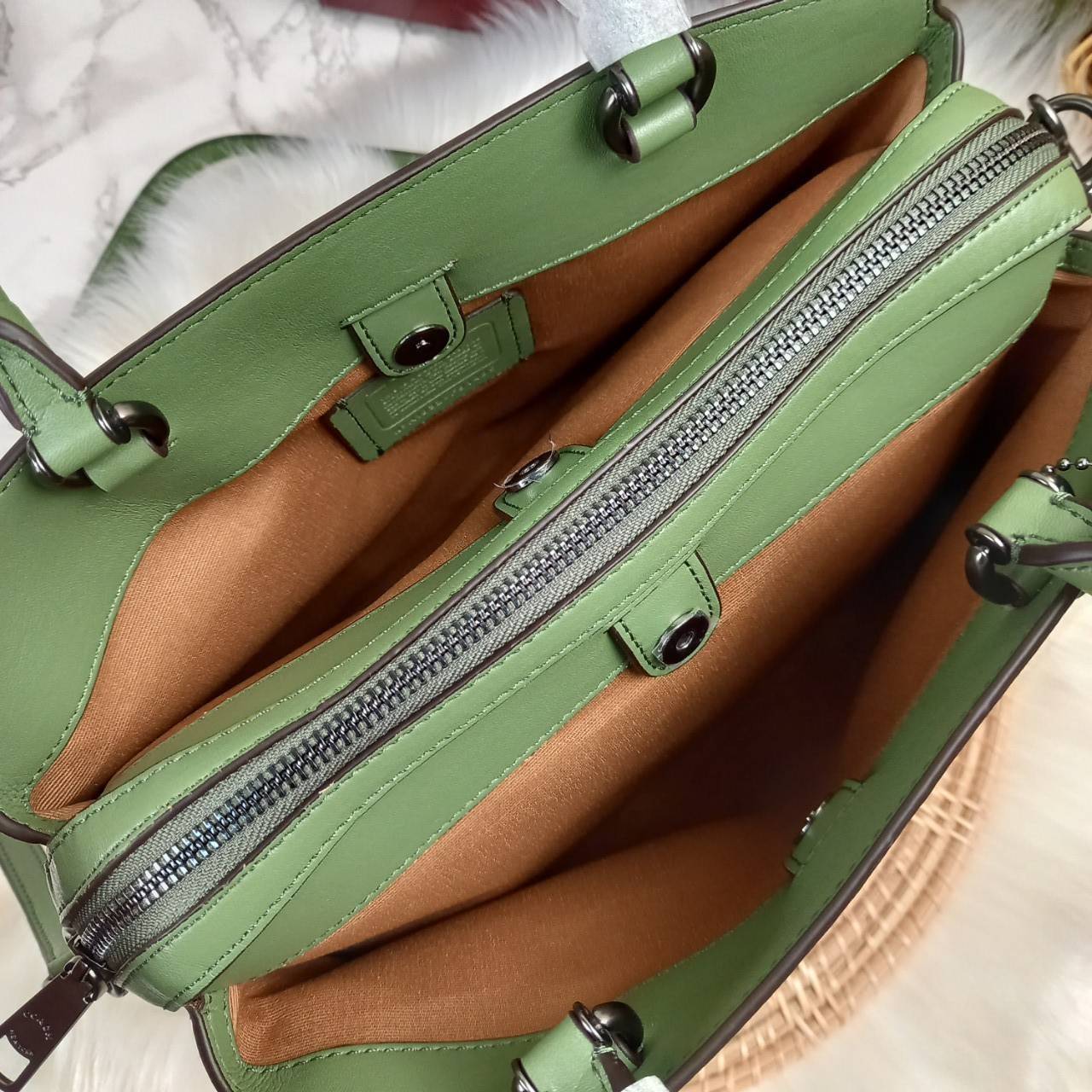 หัวใจจะวาย!! ละมุนมาก ลุคคุณหนูสุดๆ COACH MINI LILLIE CARRYALL (COACH F91494)🌺 ใช้ดีจนต้องบอกต่อ อีกแล้วจ้า ใครๆก็ถามหา😍>>>ทรงถัง รุ่นใหม่ 10 นิ้ว ขนาดกำลังดี เหมาะมือมาก มี 3 ช่องด้านใน ช่องกลาง เปิด-ปิด ด้วยซิป ส่วน 2 ช่องด้านข้